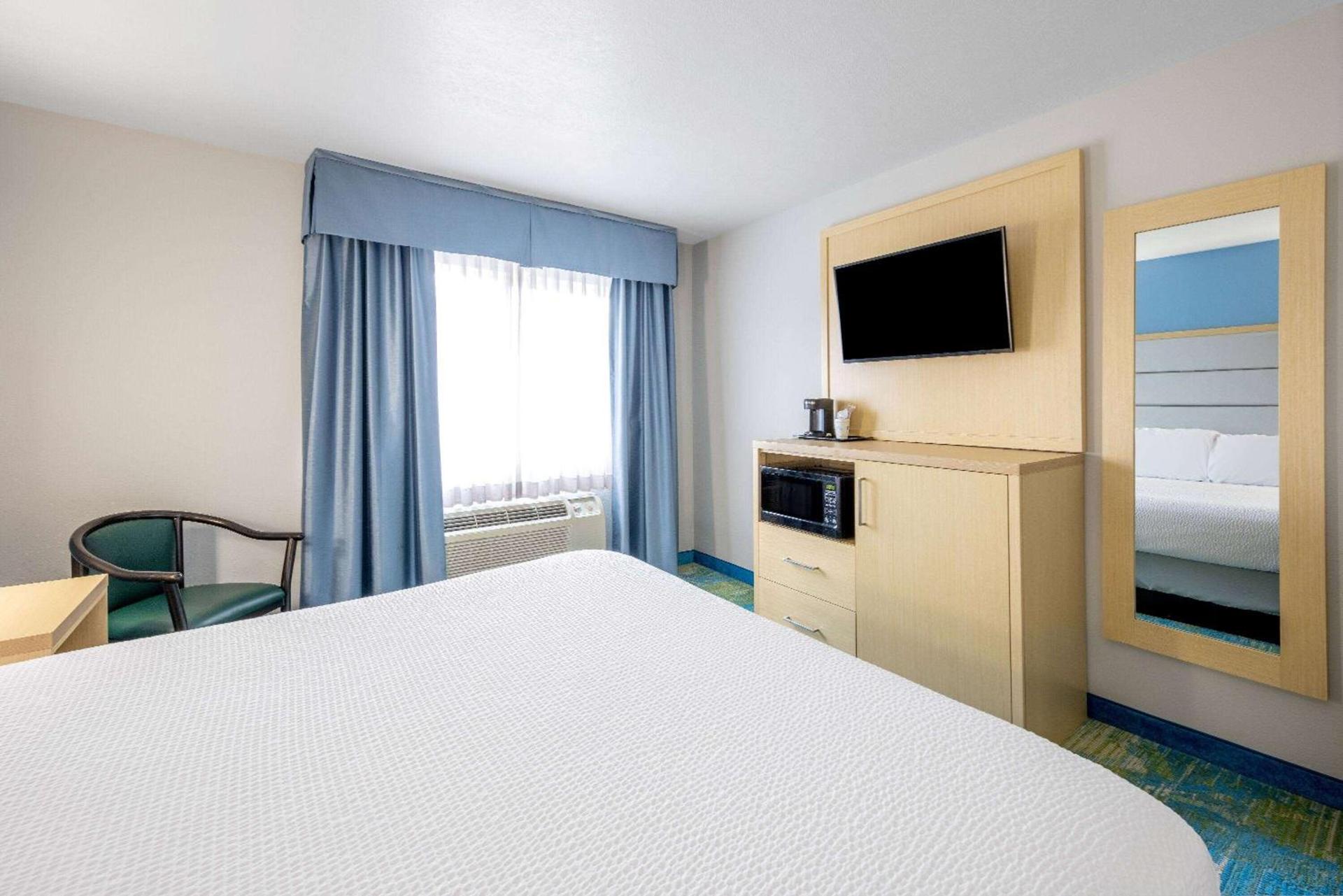 Days Inn by Wyndham Springville photo 22