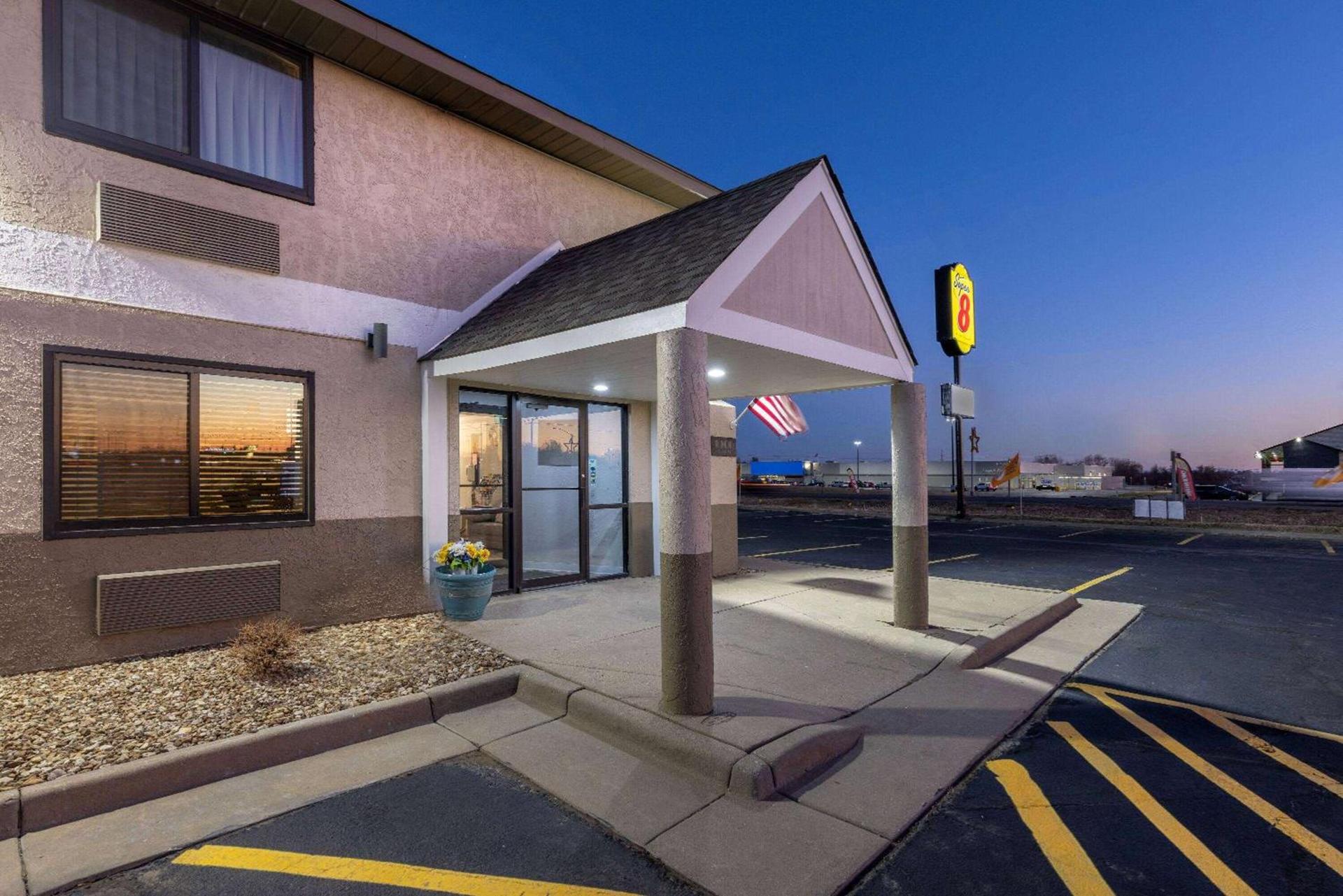 Super 8 by Wyndham Pratt photo 3