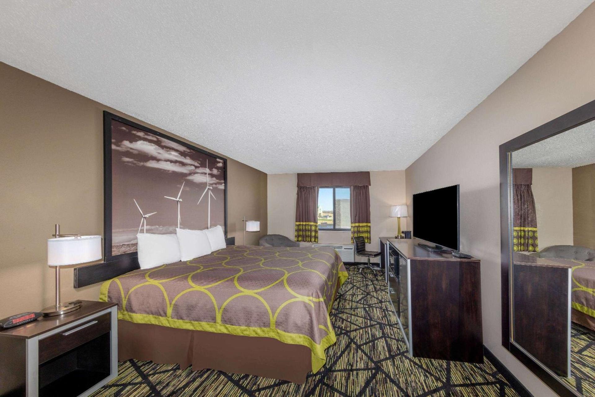 Super 8 by Wyndham Pratt photo 5