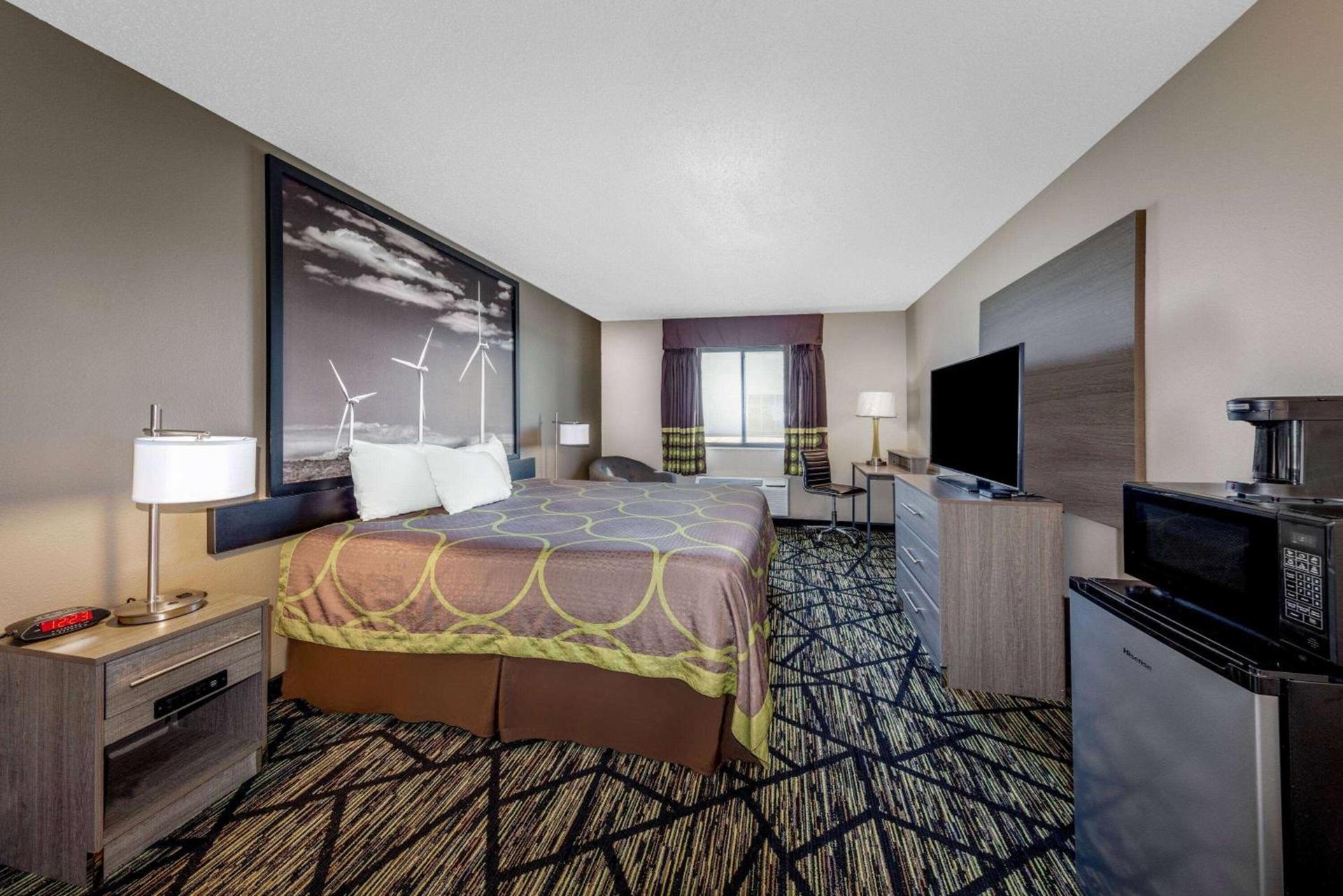 Super 8 by Wyndham Pratt photo 7