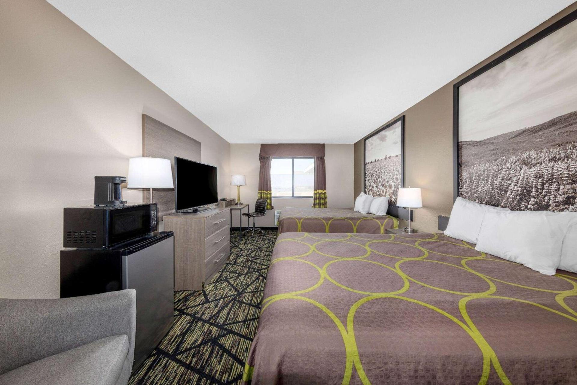 Super 8 by Wyndham Pratt photo 9