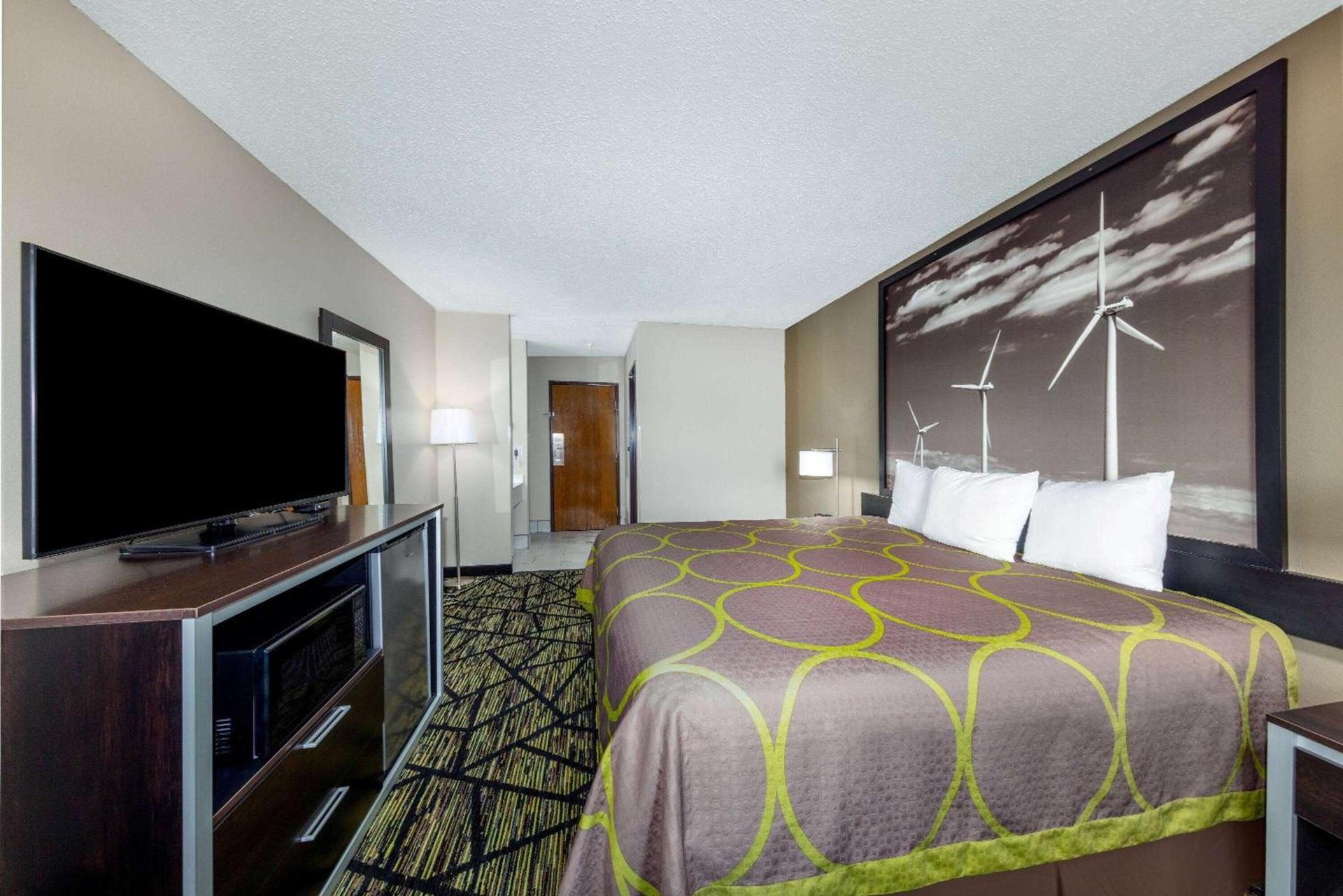 Super 8 by Wyndham Pratt photo 12