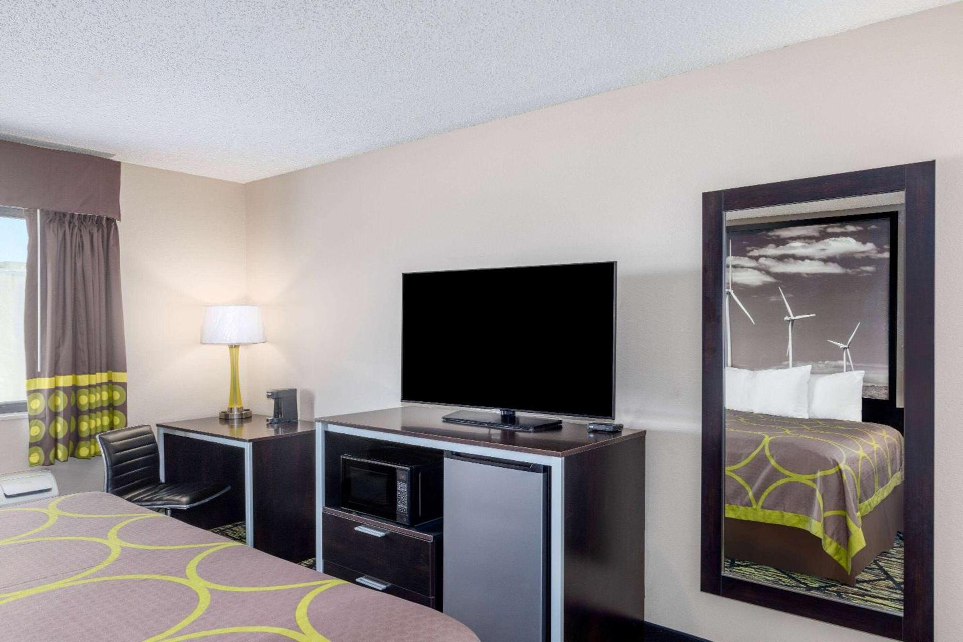 Super 8 by Wyndham Pratt photo 11