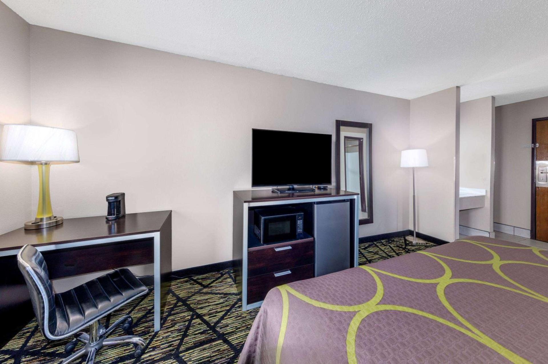 Super 8 by Wyndham Pratt photo 24