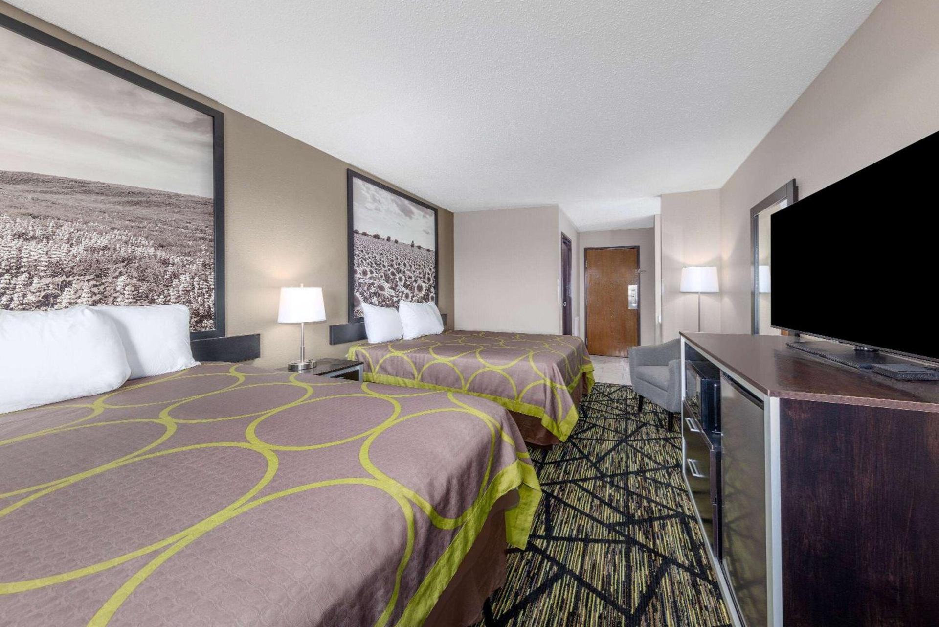 Super 8 by Wyndham Pratt photo 25