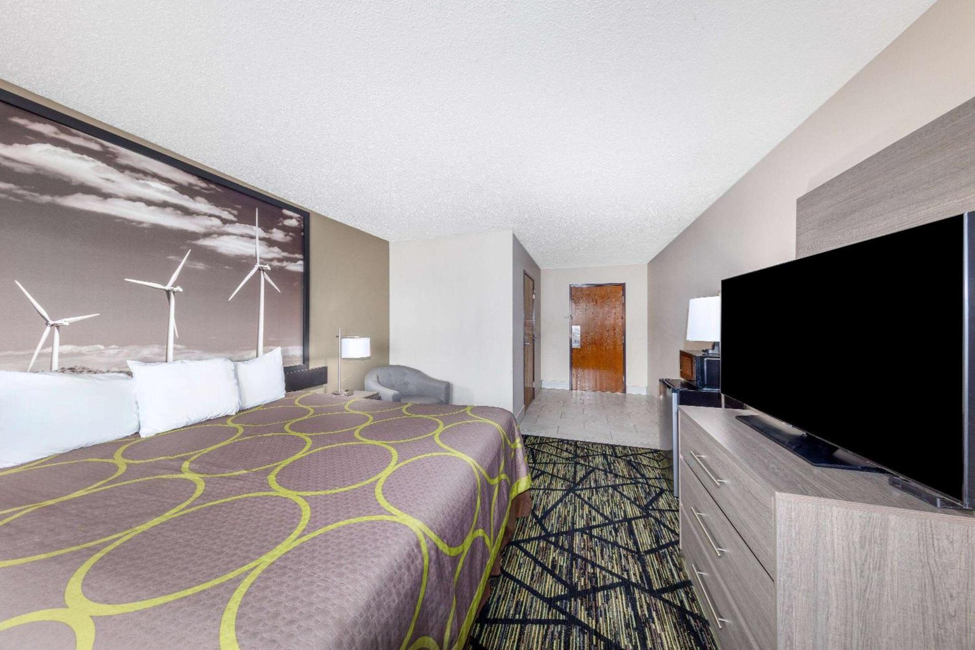 Super 8 by Wyndham Pratt photo 28