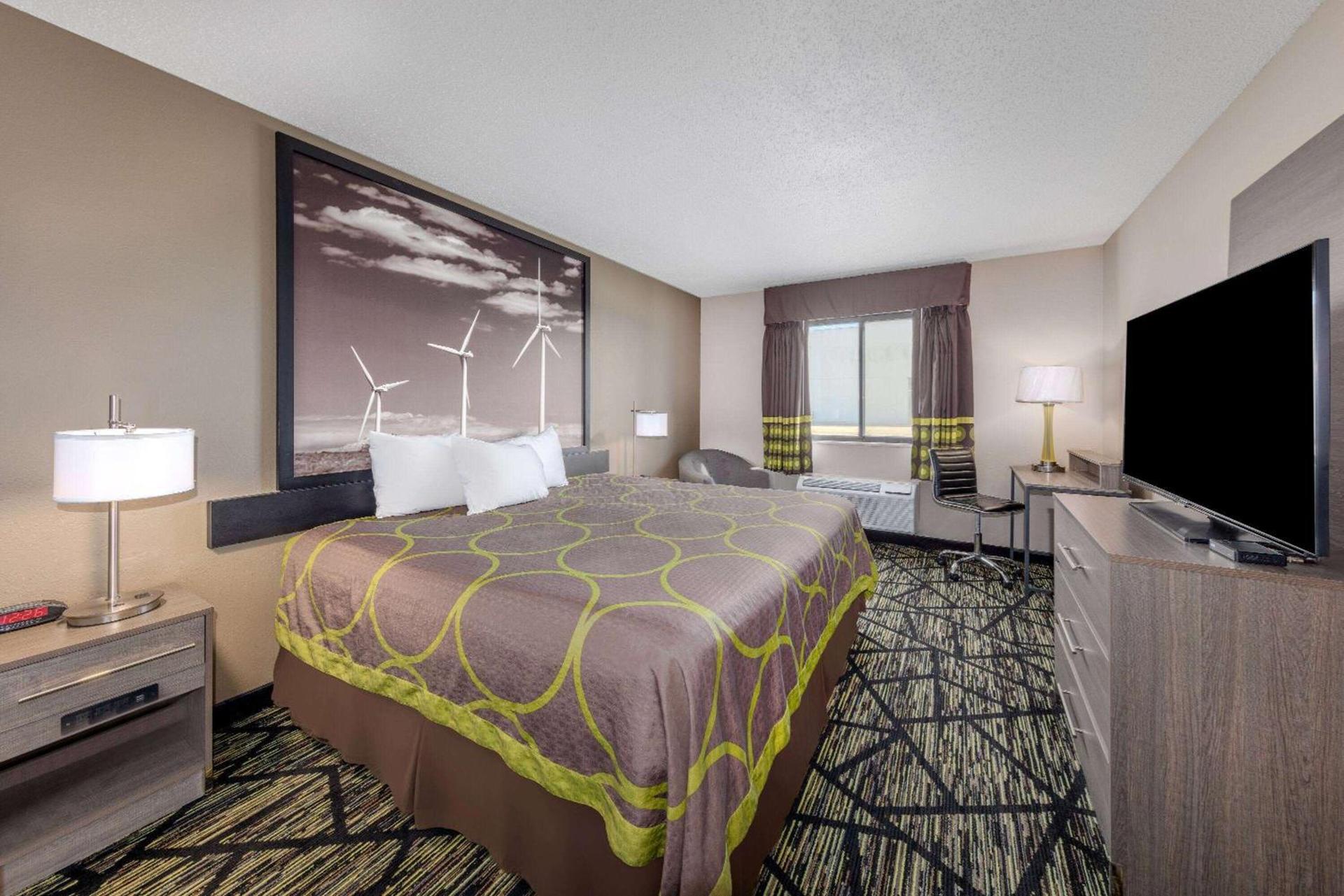 Super 8 by Wyndham Pratt photo 23