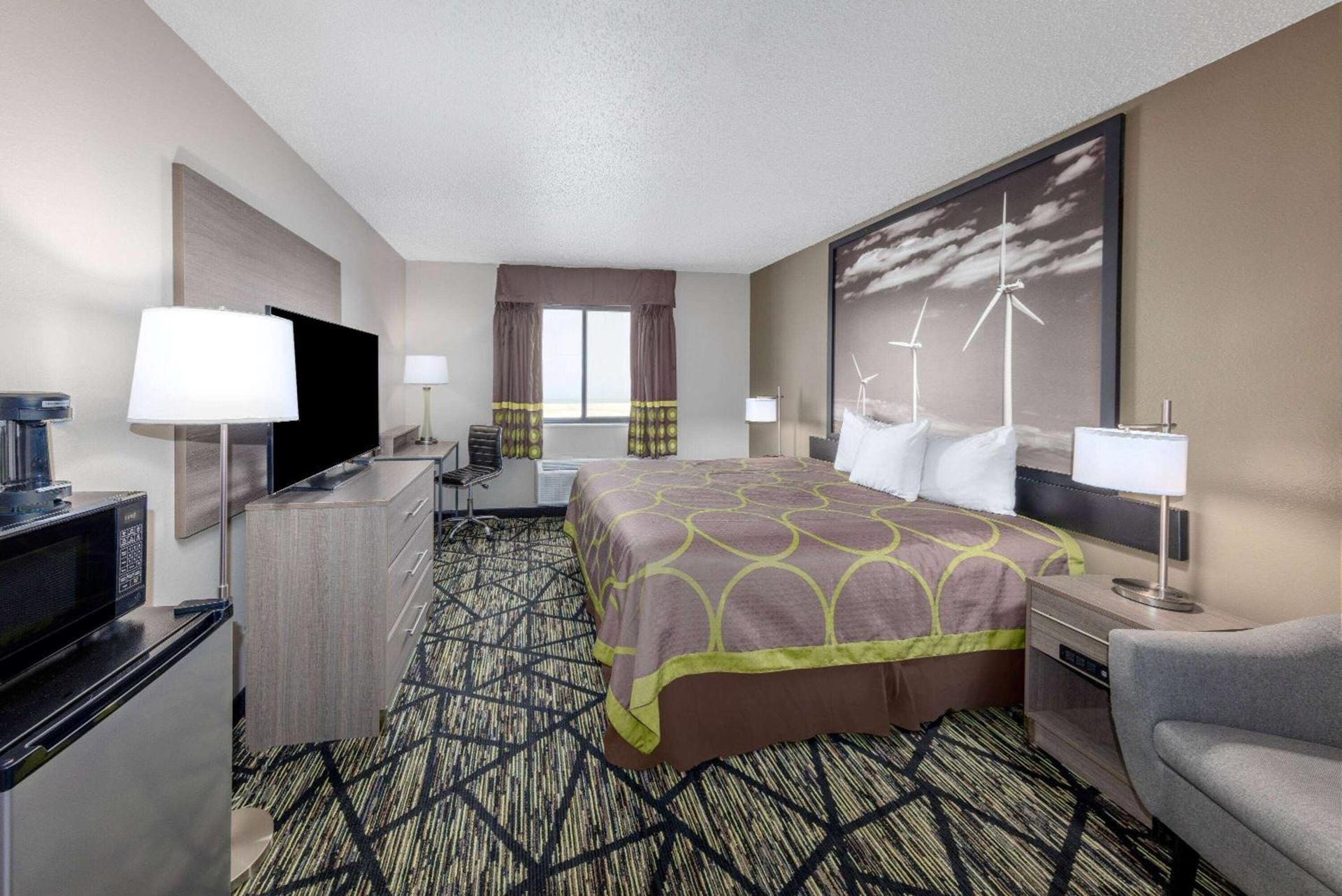 Super 8 by Wyndham Pratt photo 29