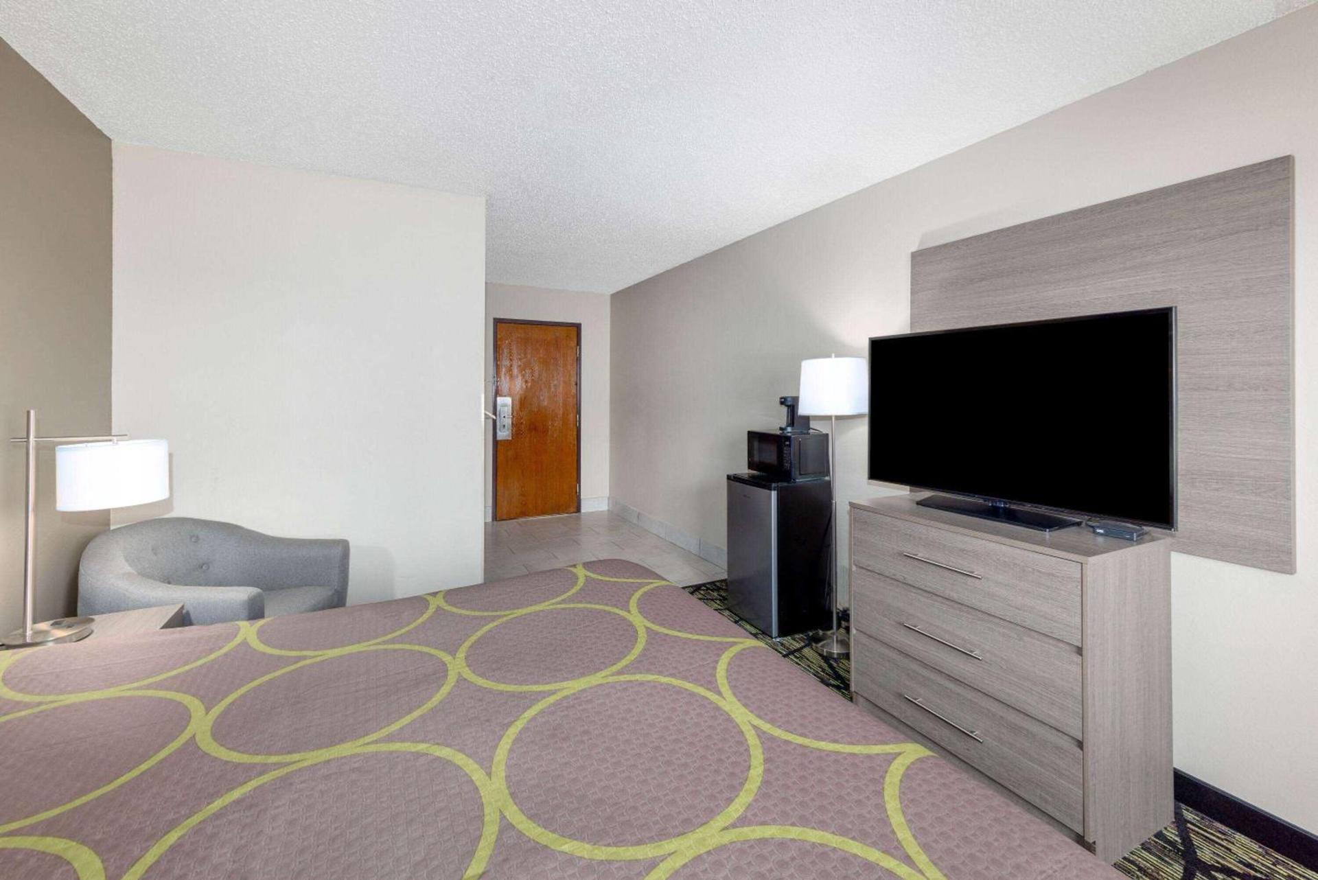Super 8 by Wyndham Pratt photo 30