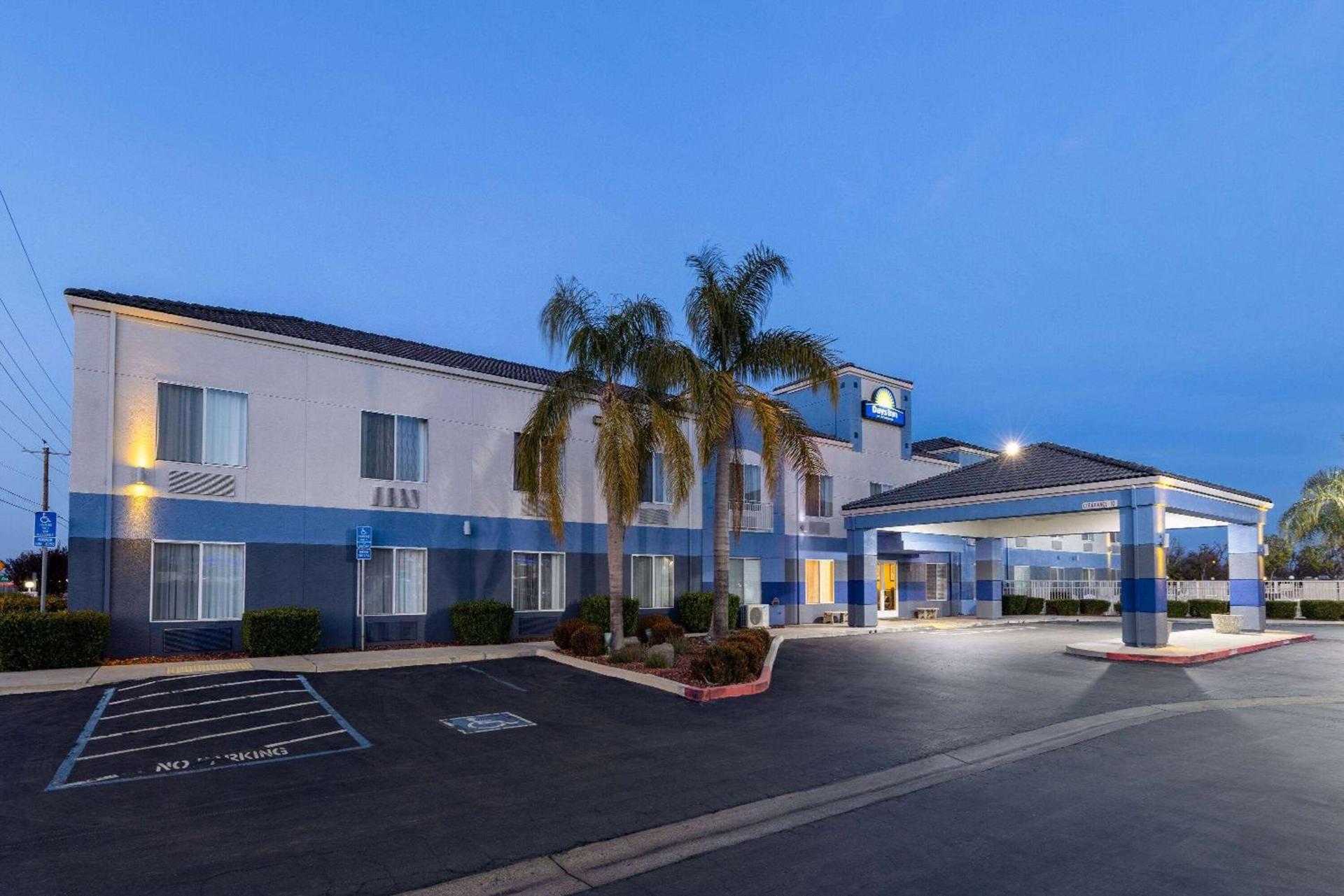 Days Inn by Wyndham Lathrop photo 2