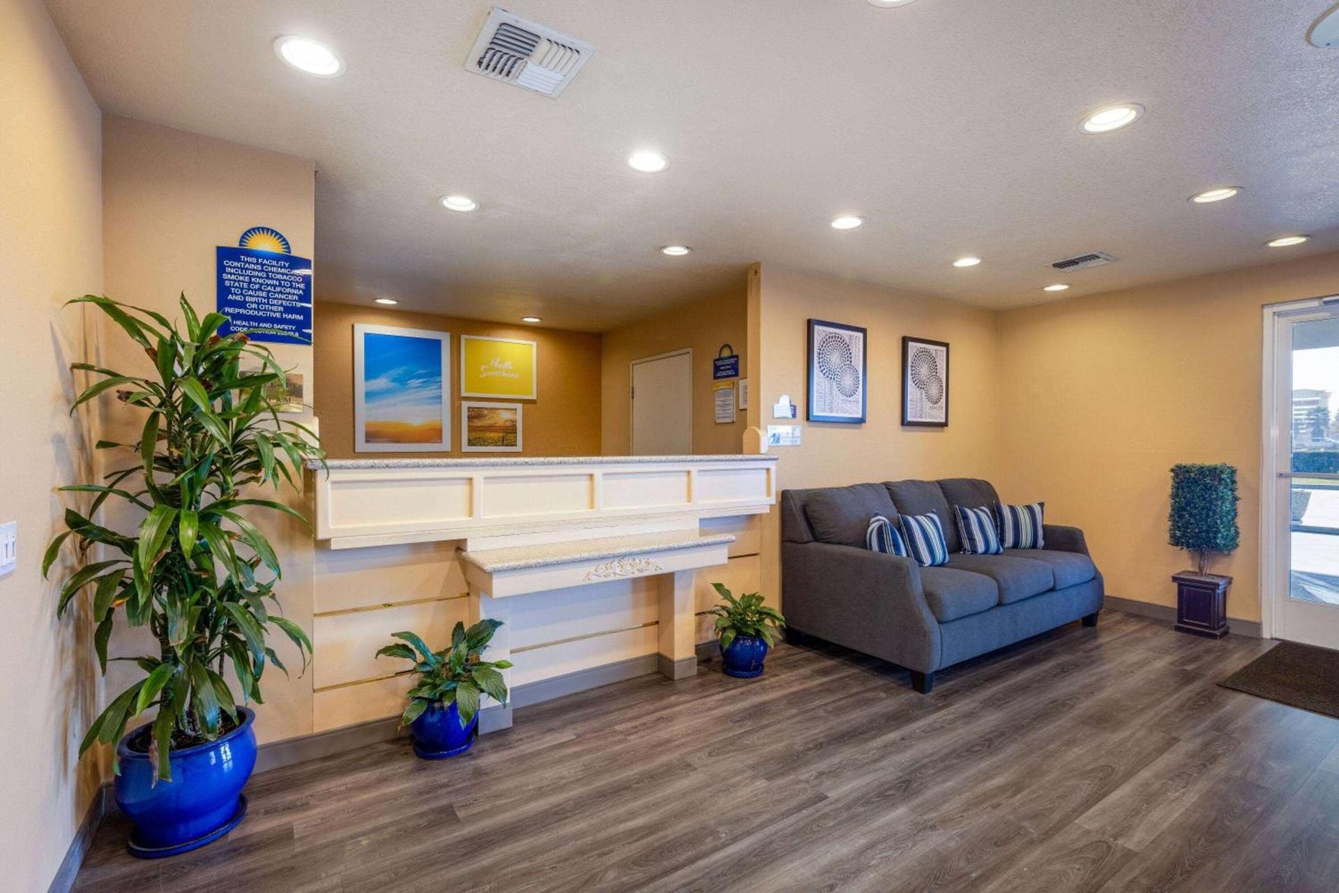 Days Inn by Wyndham Lathrop photo 3