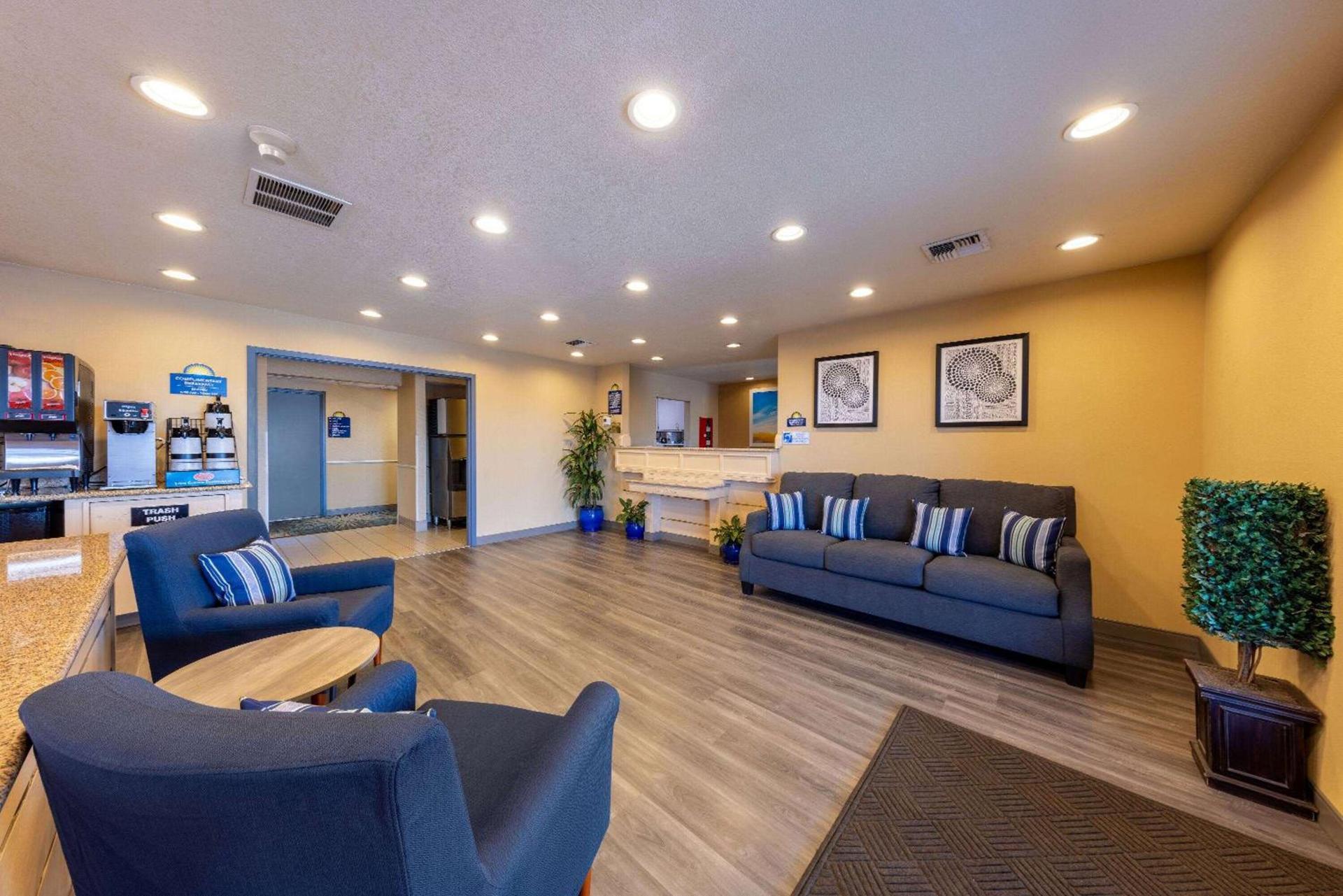 Days Inn by Wyndham Lathrop photo 4