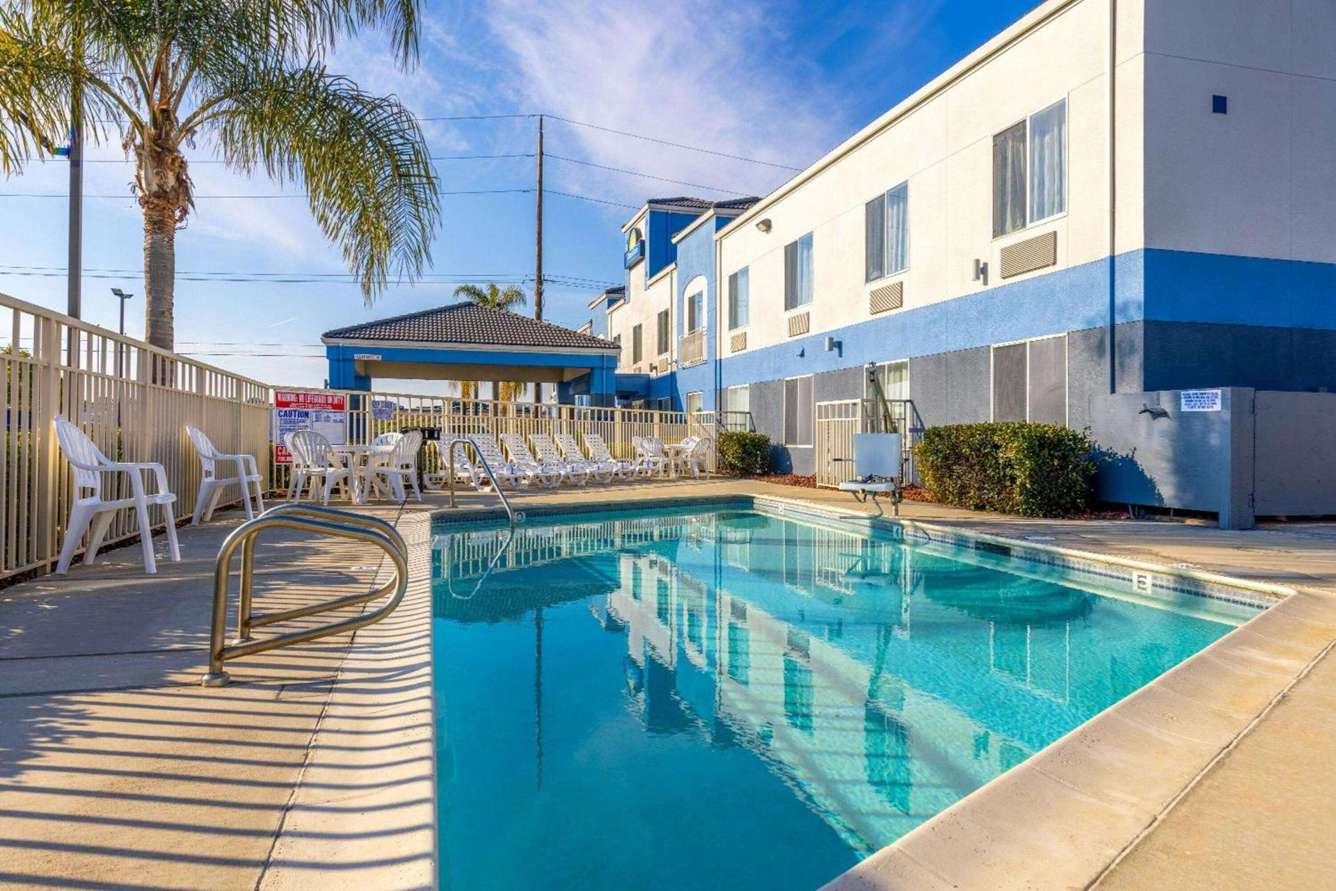 Days Inn by Wyndham Lathrop photo 5