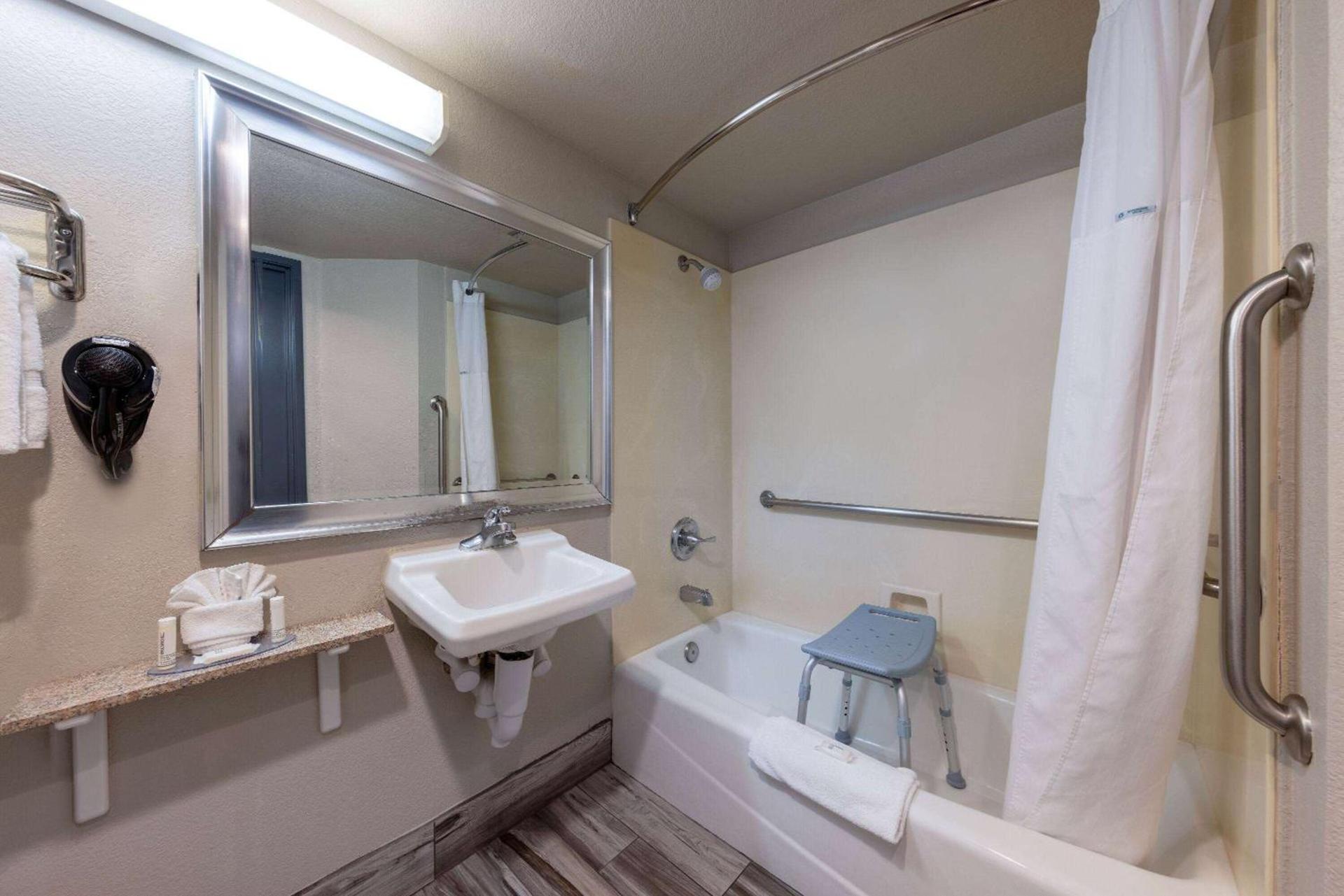 Days Inn by Wyndham Lathrop photo 7