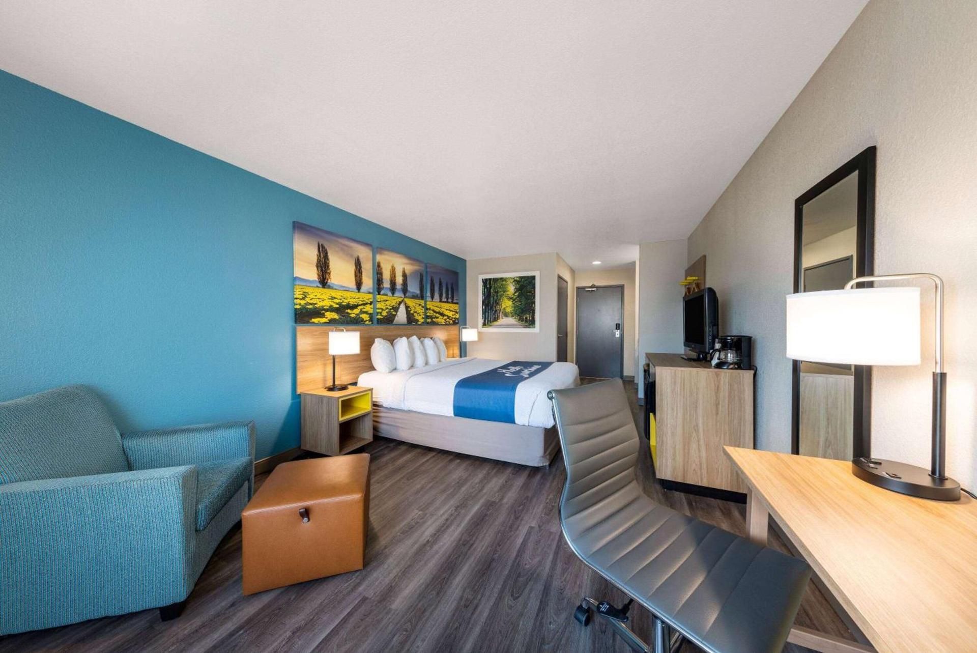 Days Inn by Wyndham Lathrop photo 8