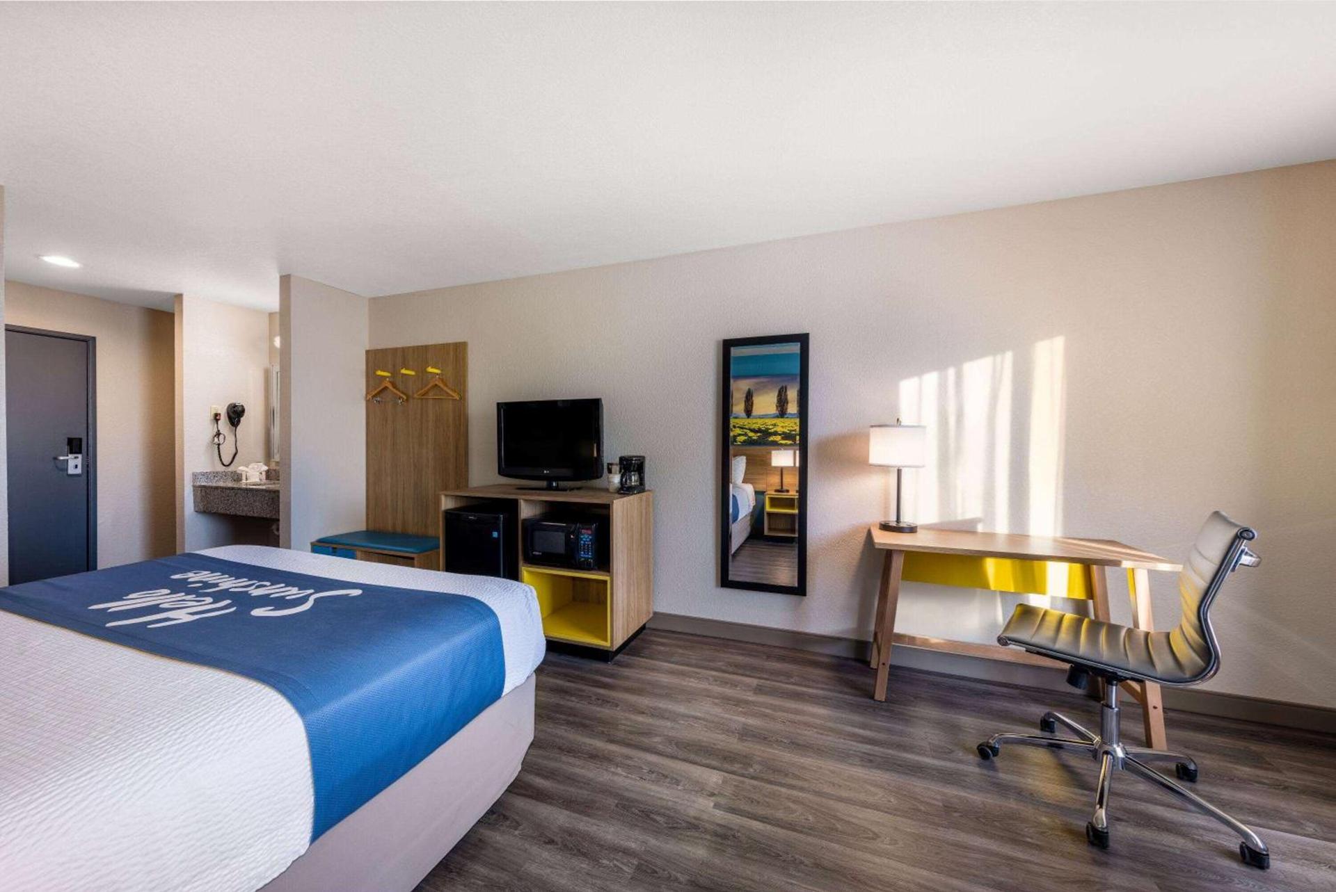 Days Inn by Wyndham Lathrop photo 9