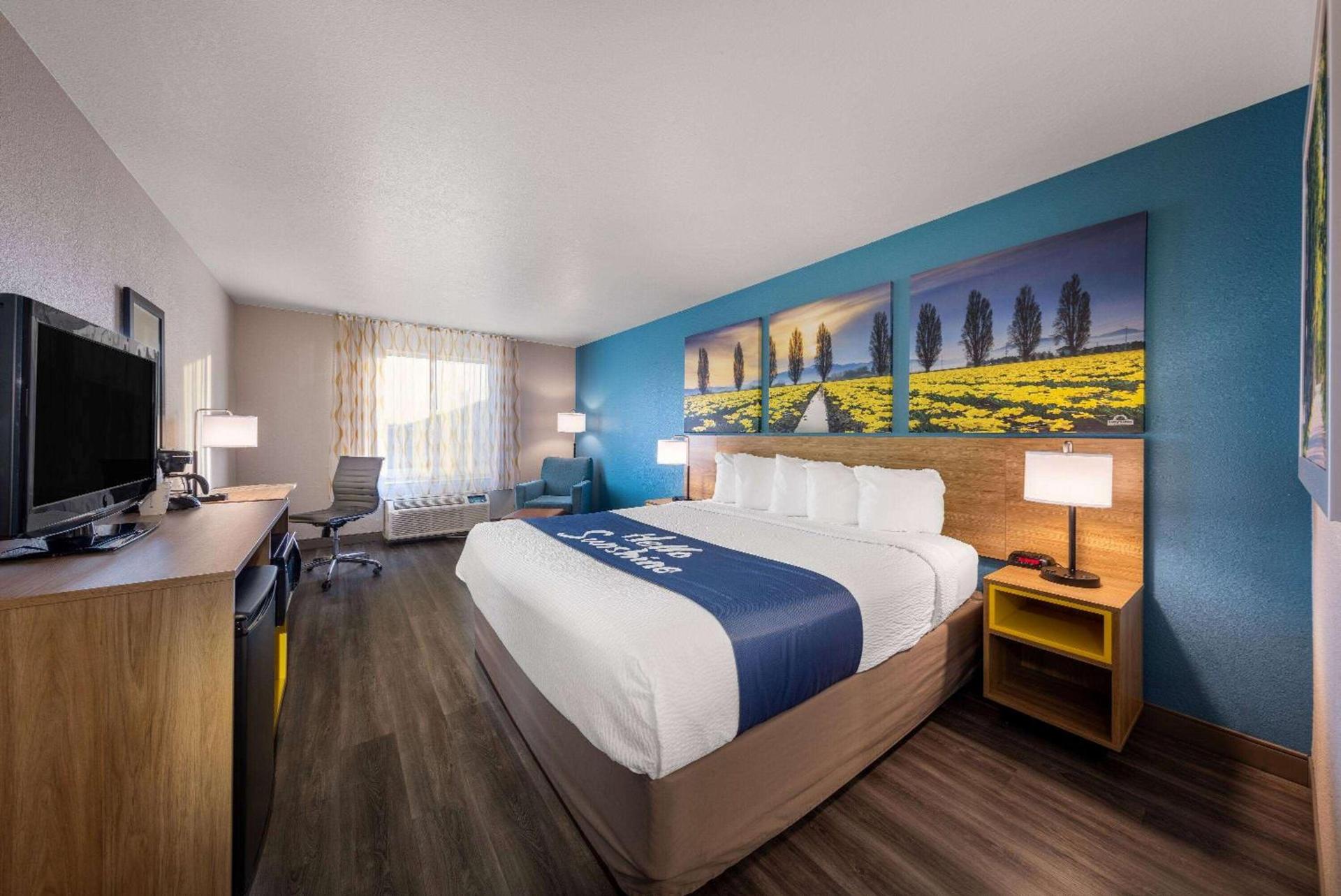 Days Inn by Wyndham Lathrop photo 10