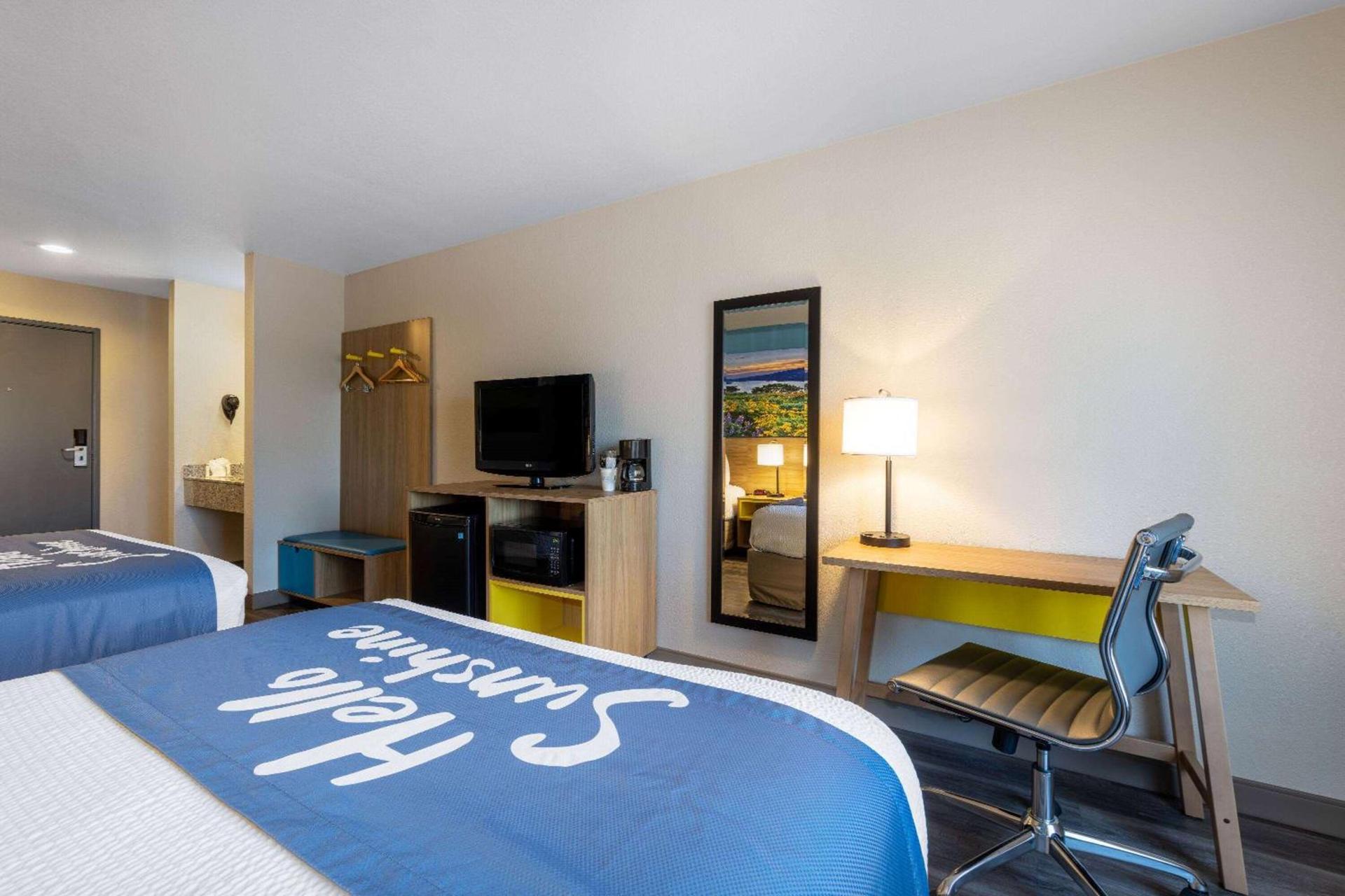 Days Inn by Wyndham Lathrop photo 12