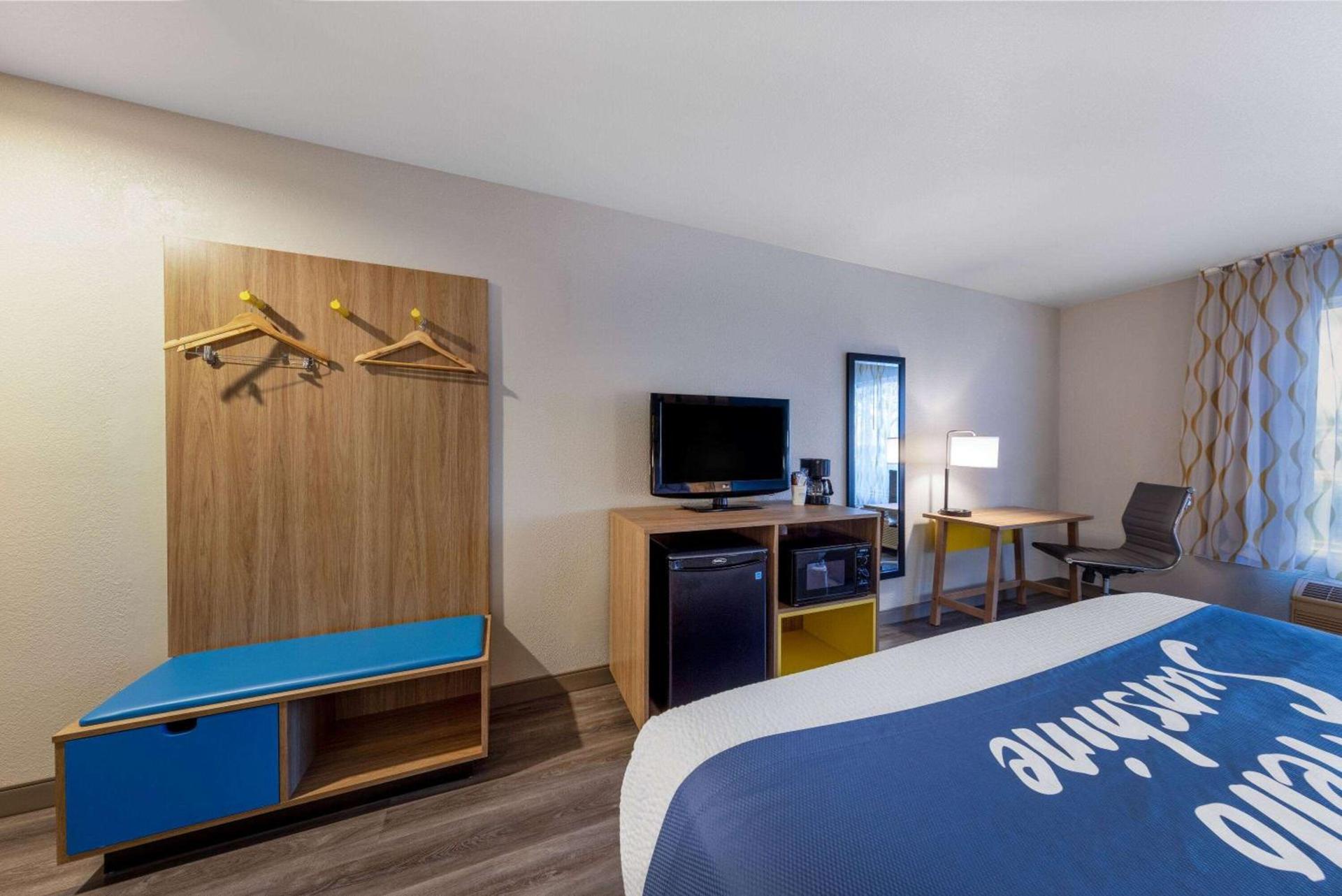 Days Inn by Wyndham Lathrop photo 14