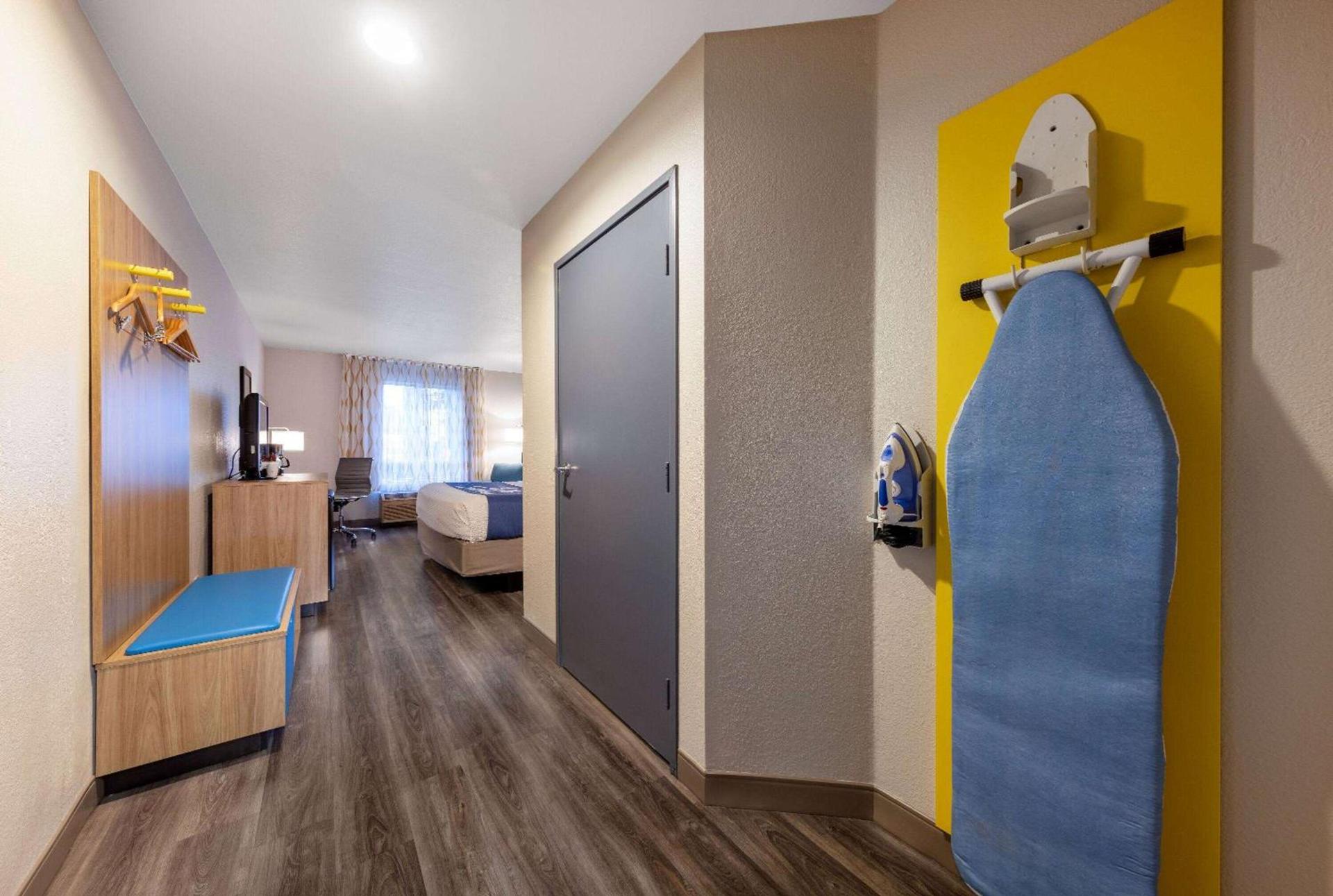 Days Inn by Wyndham Lathrop photo 15