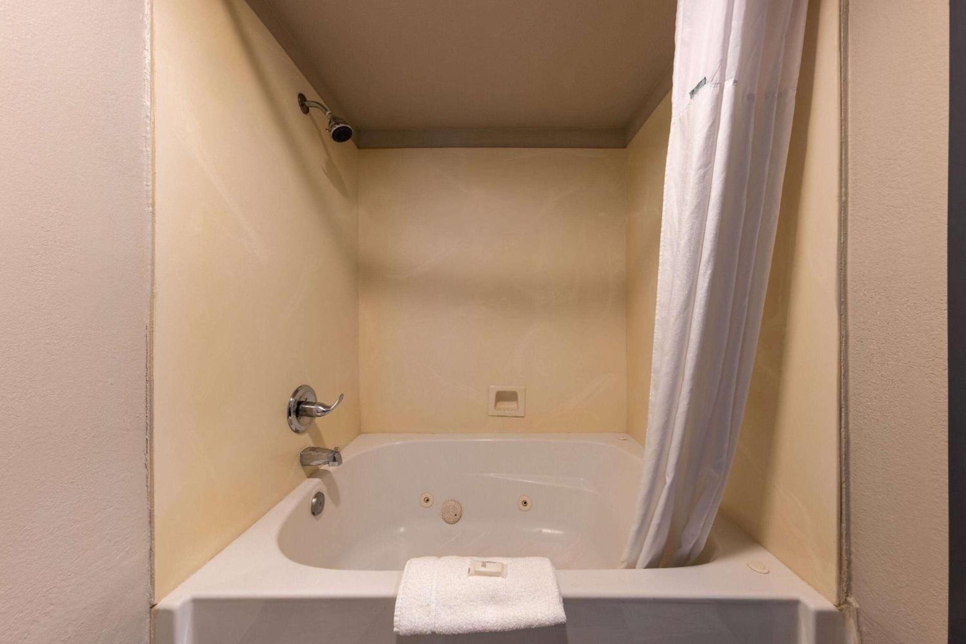 Days Inn by Wyndham Lathrop photo 19