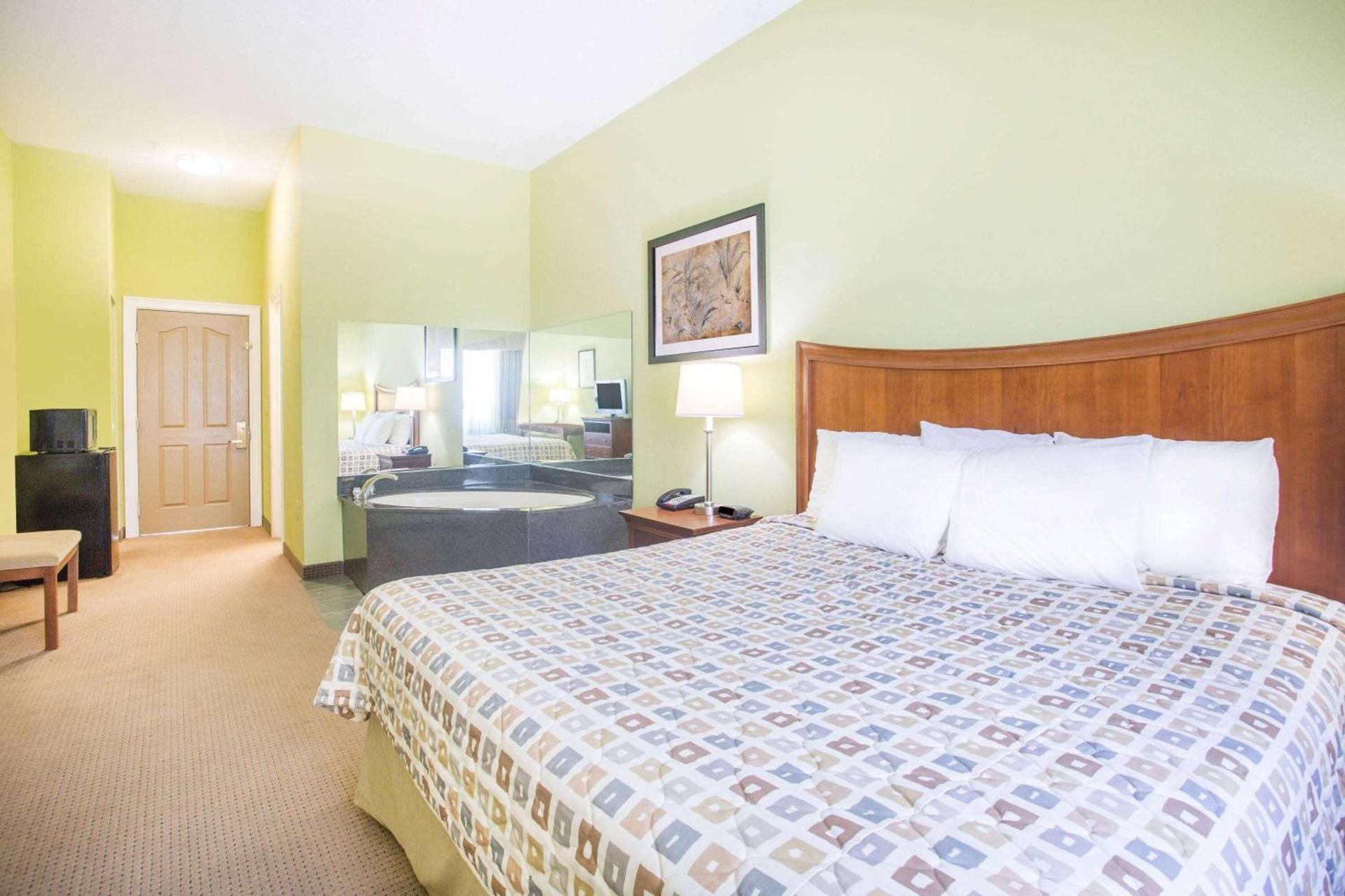 Days Inn & Suites by Wyndham Swainsboro photo 11