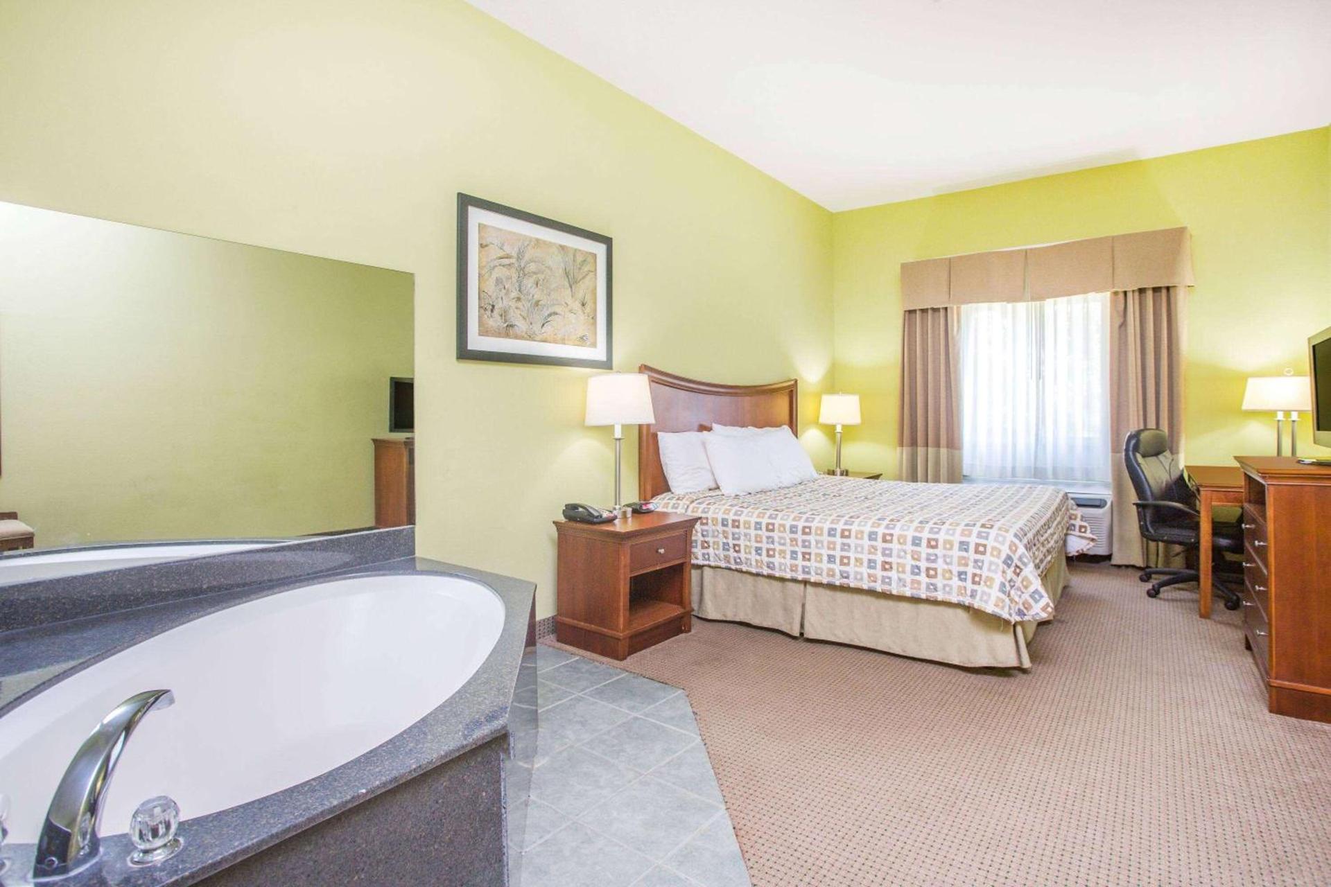 Days Inn & Suites by Wyndham Swainsboro photo 12