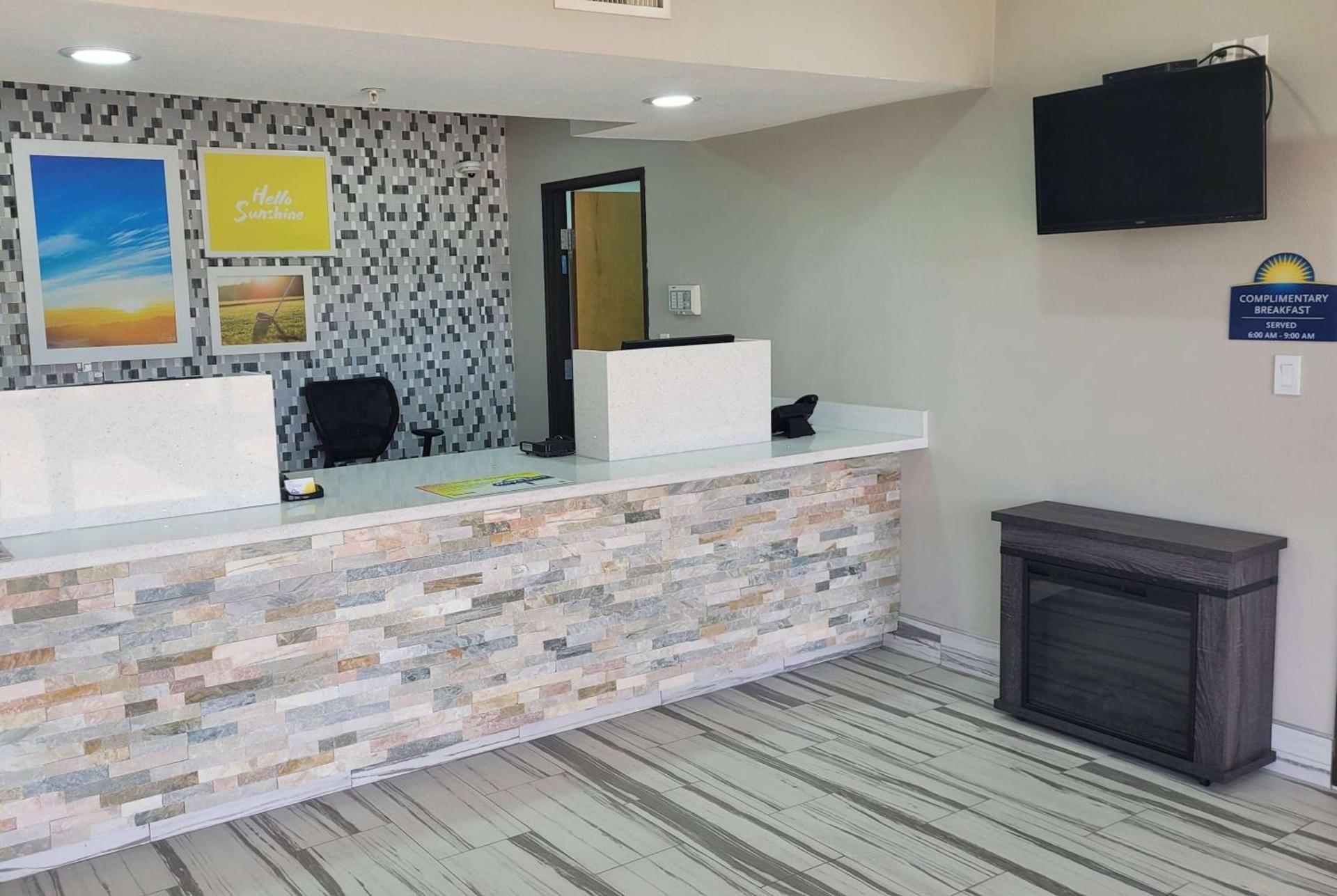 Days Inn by Wyndham Childress photo 2
