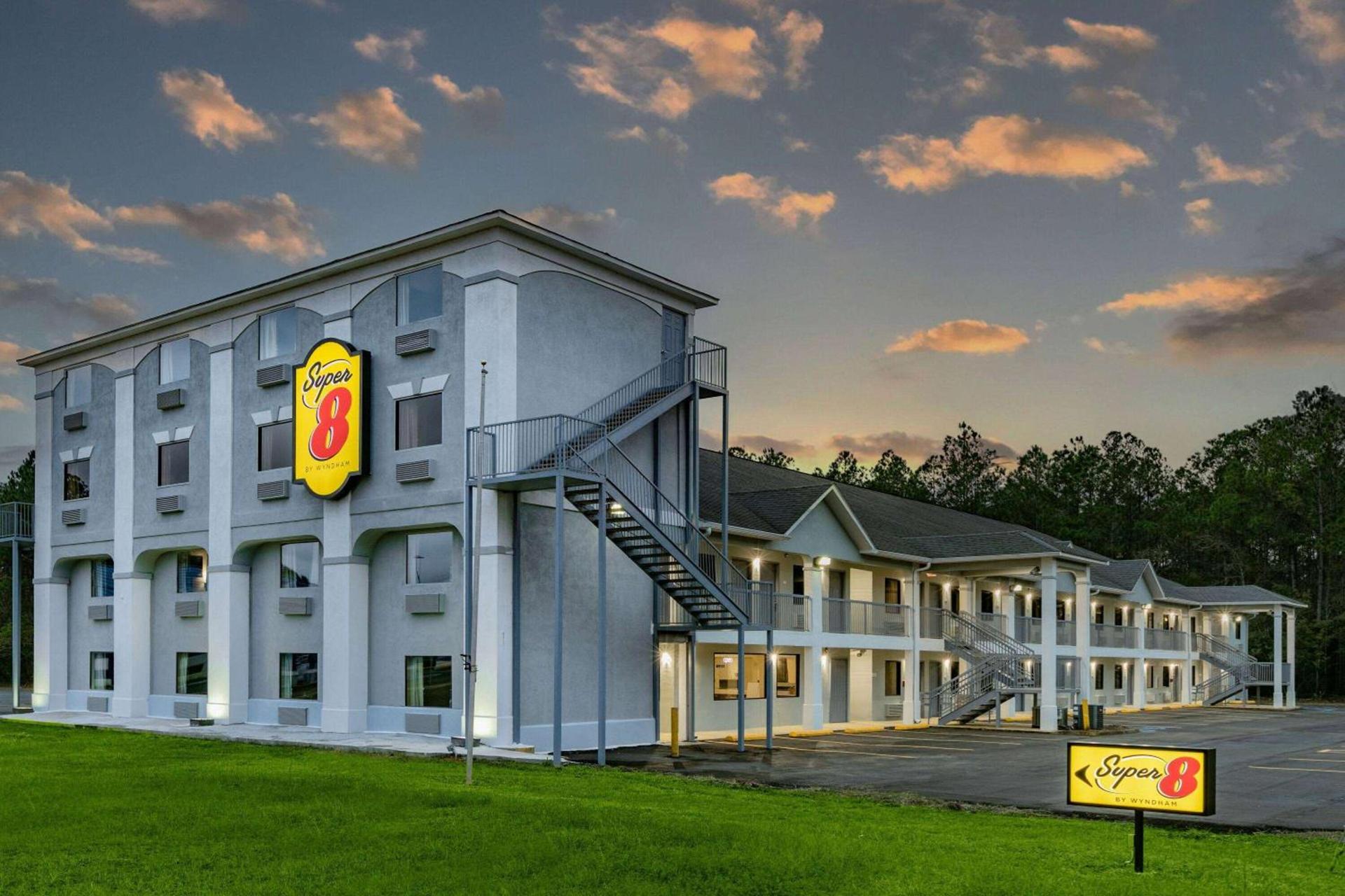 Super 8 by Wyndham Moss Point photo 2
