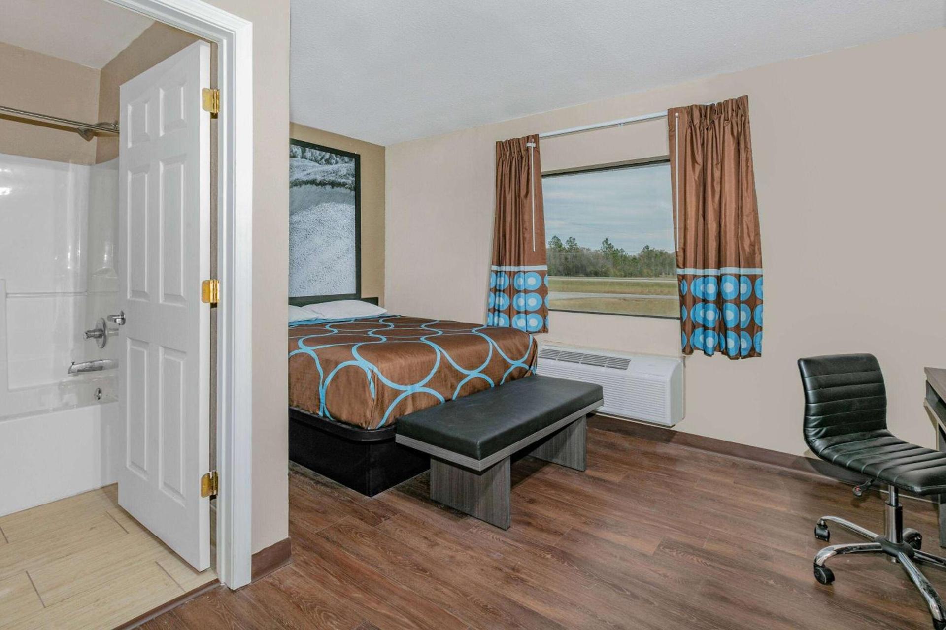 Super 8 by Wyndham Moss Point photo 13