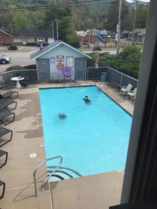 Four Seasons Inn photo 9