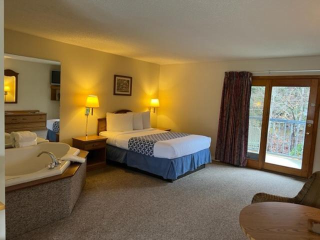 Four Seasons Inn photo 26