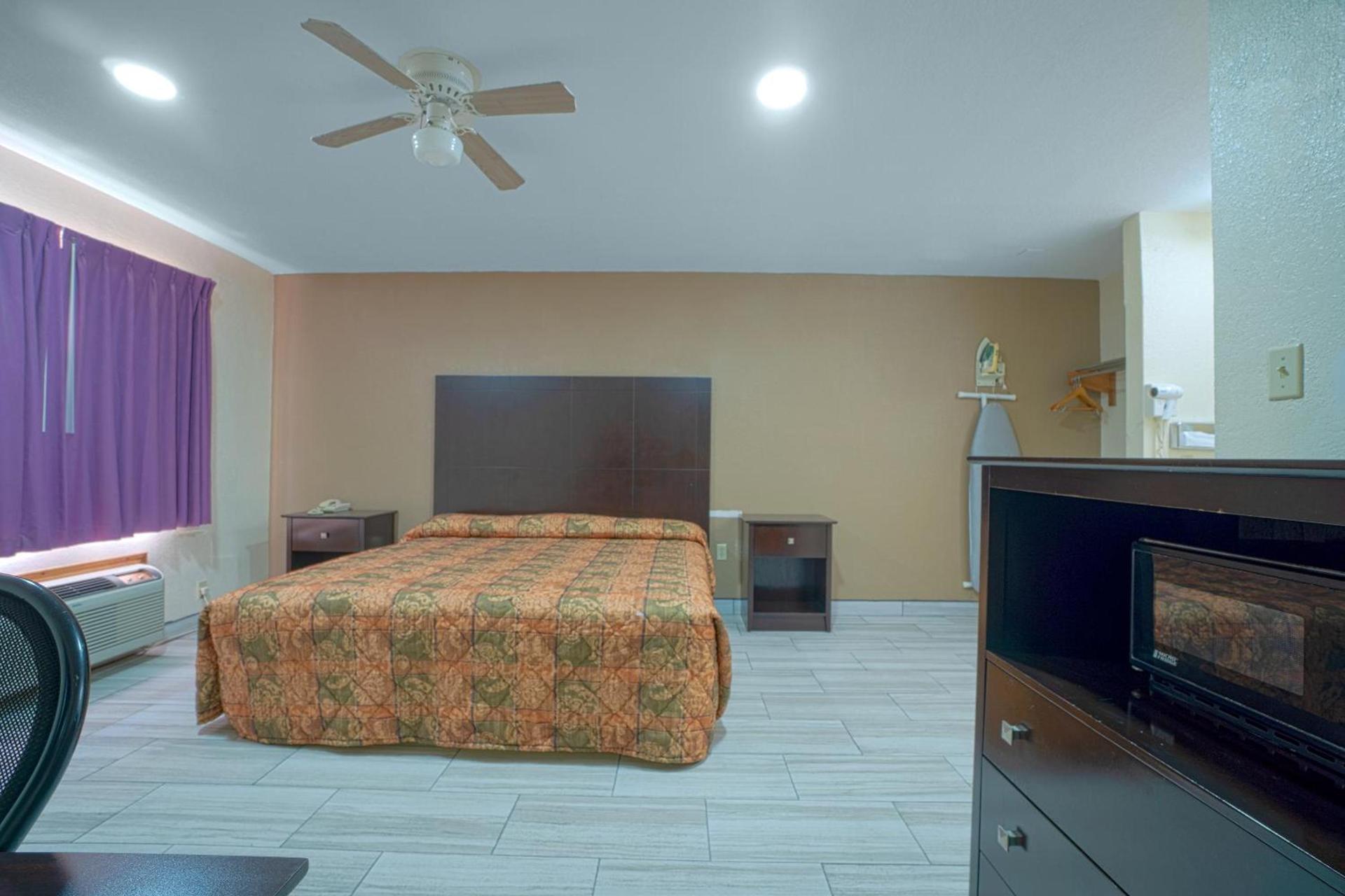 Texas Inn San Benito near Harlingen photo 36