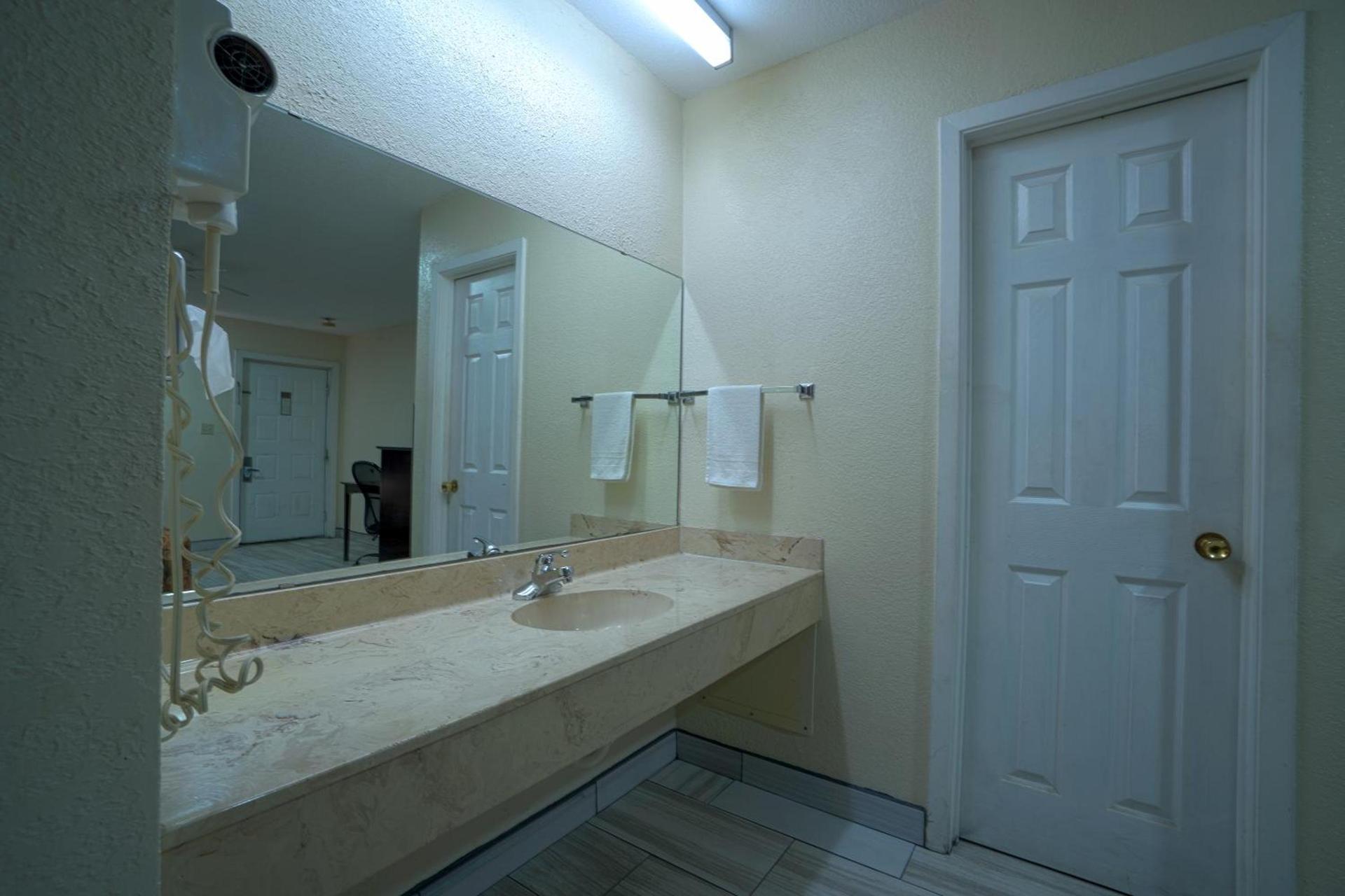 Texas Inn San Benito near Harlingen photo 39