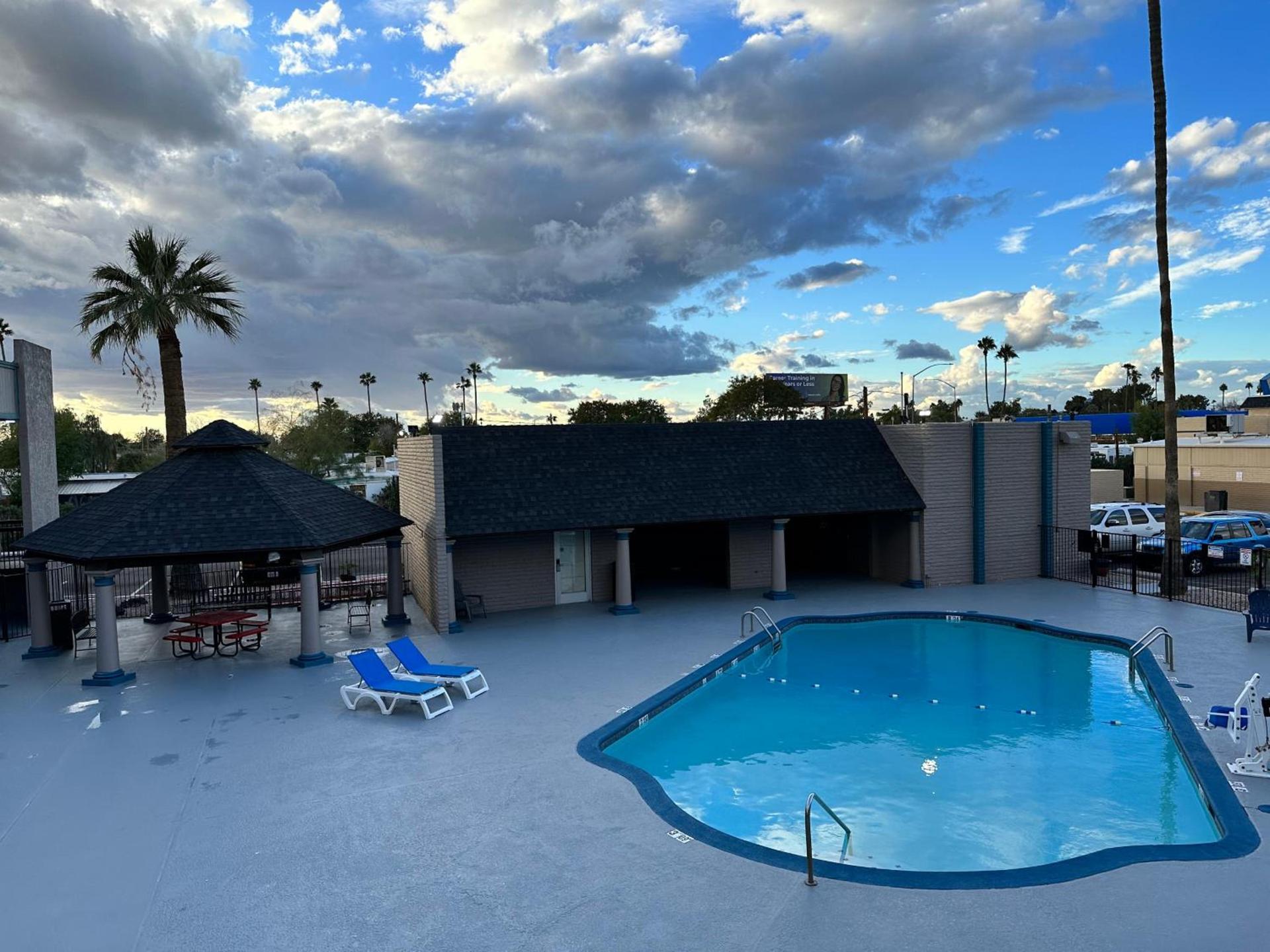 Super 8 by Wyndham Mesa Downtown Near Convention Center photo 4