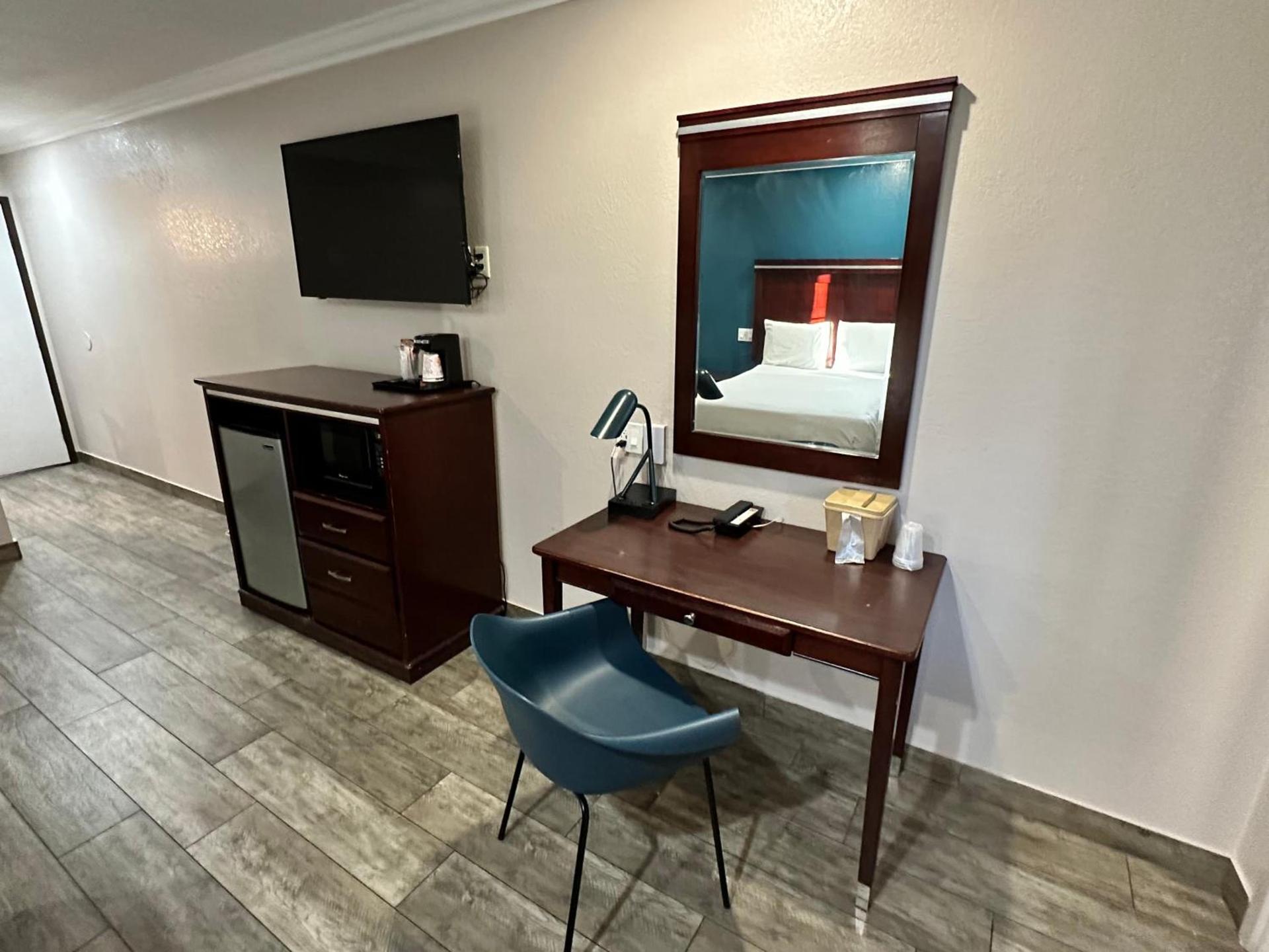 Super 8 by Wyndham Mesa Downtown Near Convention Center photo 43