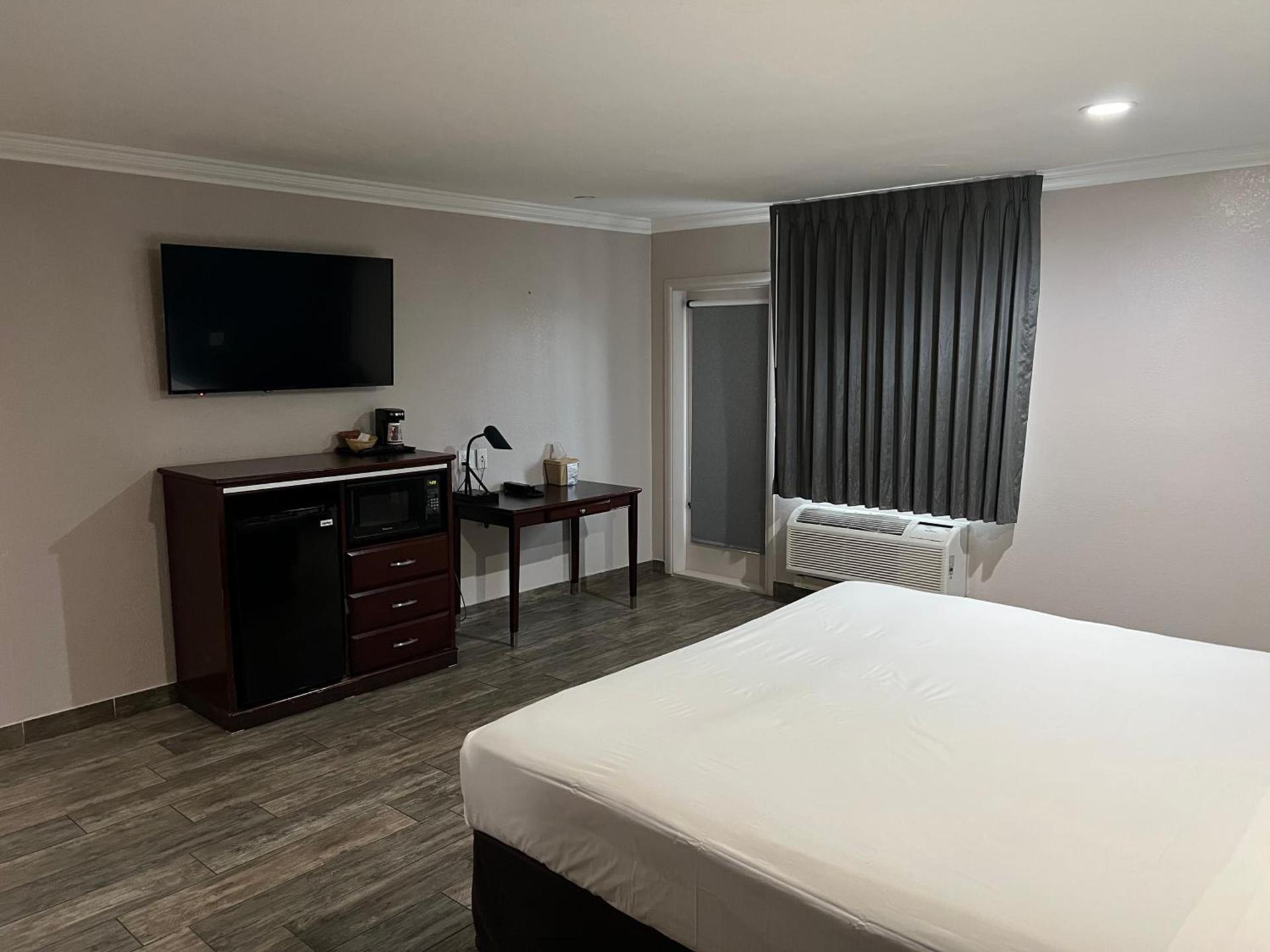 Super 8 by Wyndham Mesa Downtown Near Convention Center photo 8