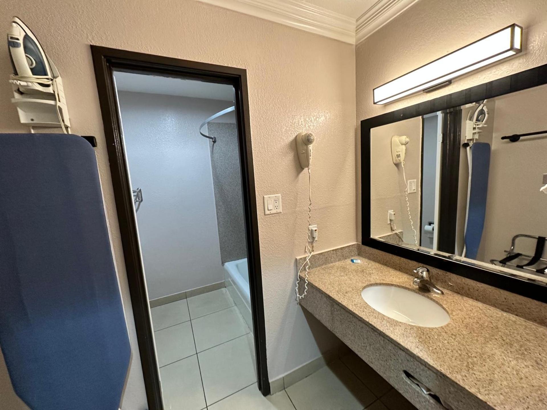 Super 8 by Wyndham Mesa Downtown Near Convention Center photo 47
