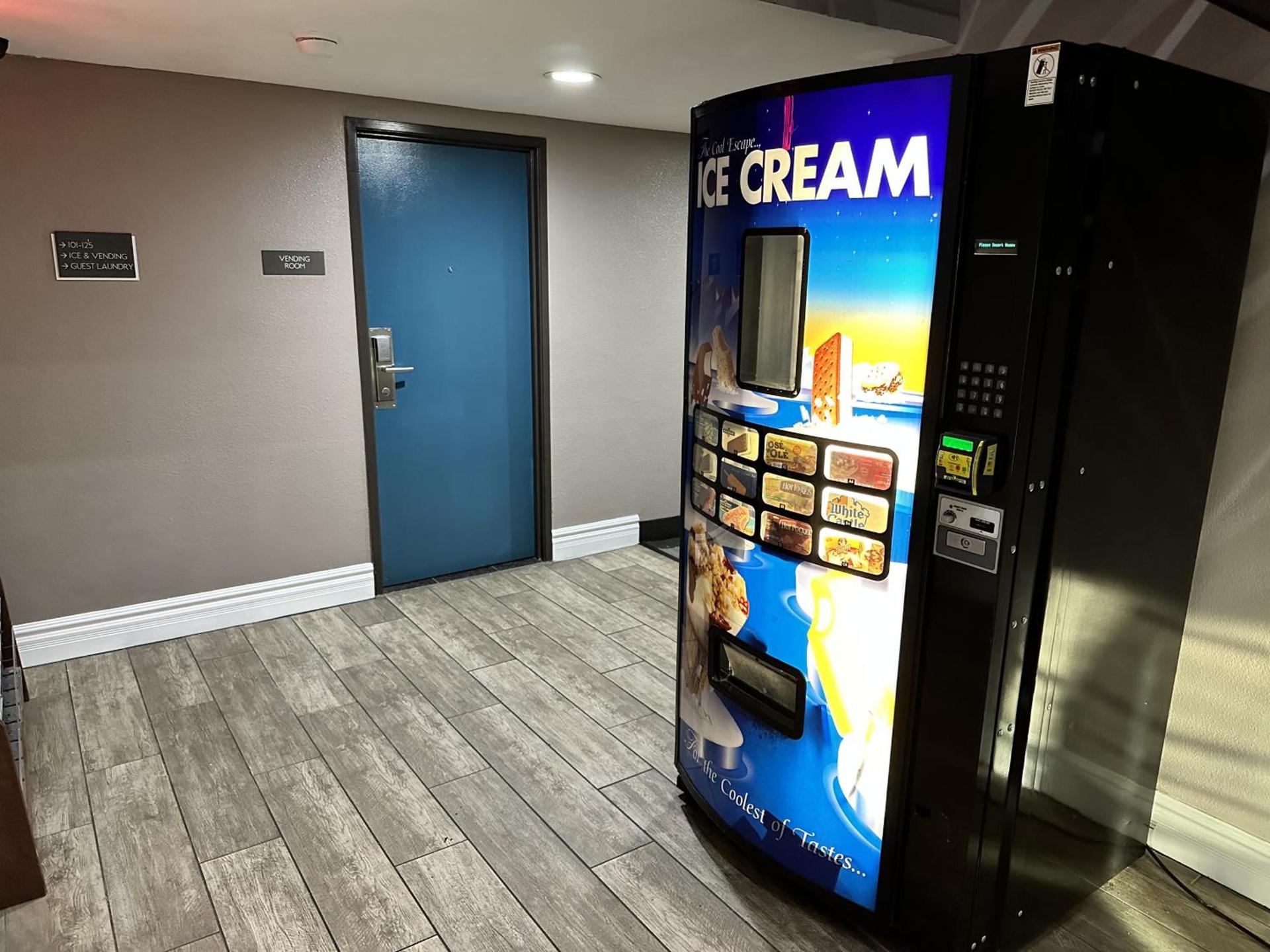 Super 8 by Wyndham Mesa Downtown Near Convention Center photo 40