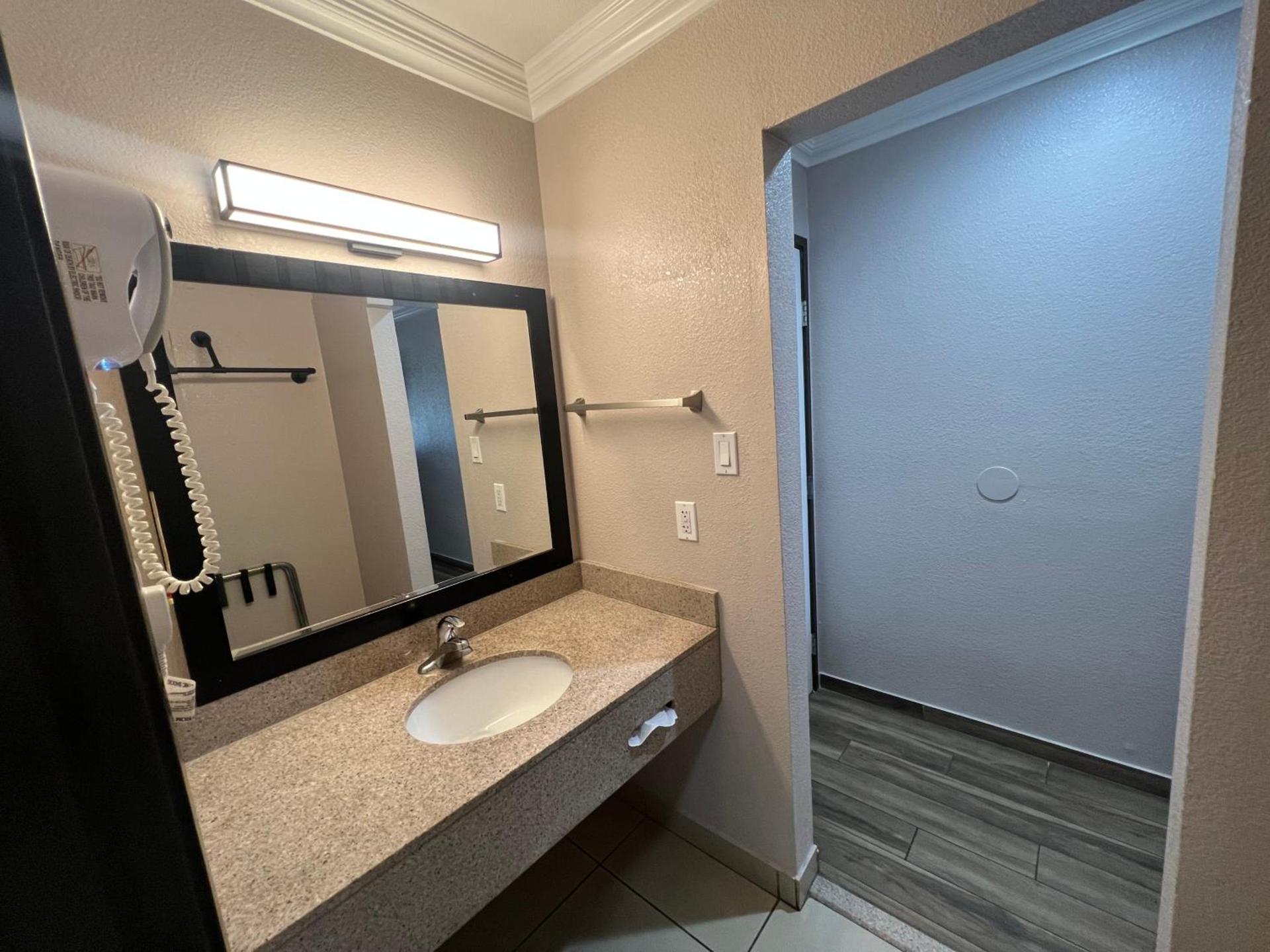 Super 8 by Wyndham Mesa Downtown Near Convention Center photo 17