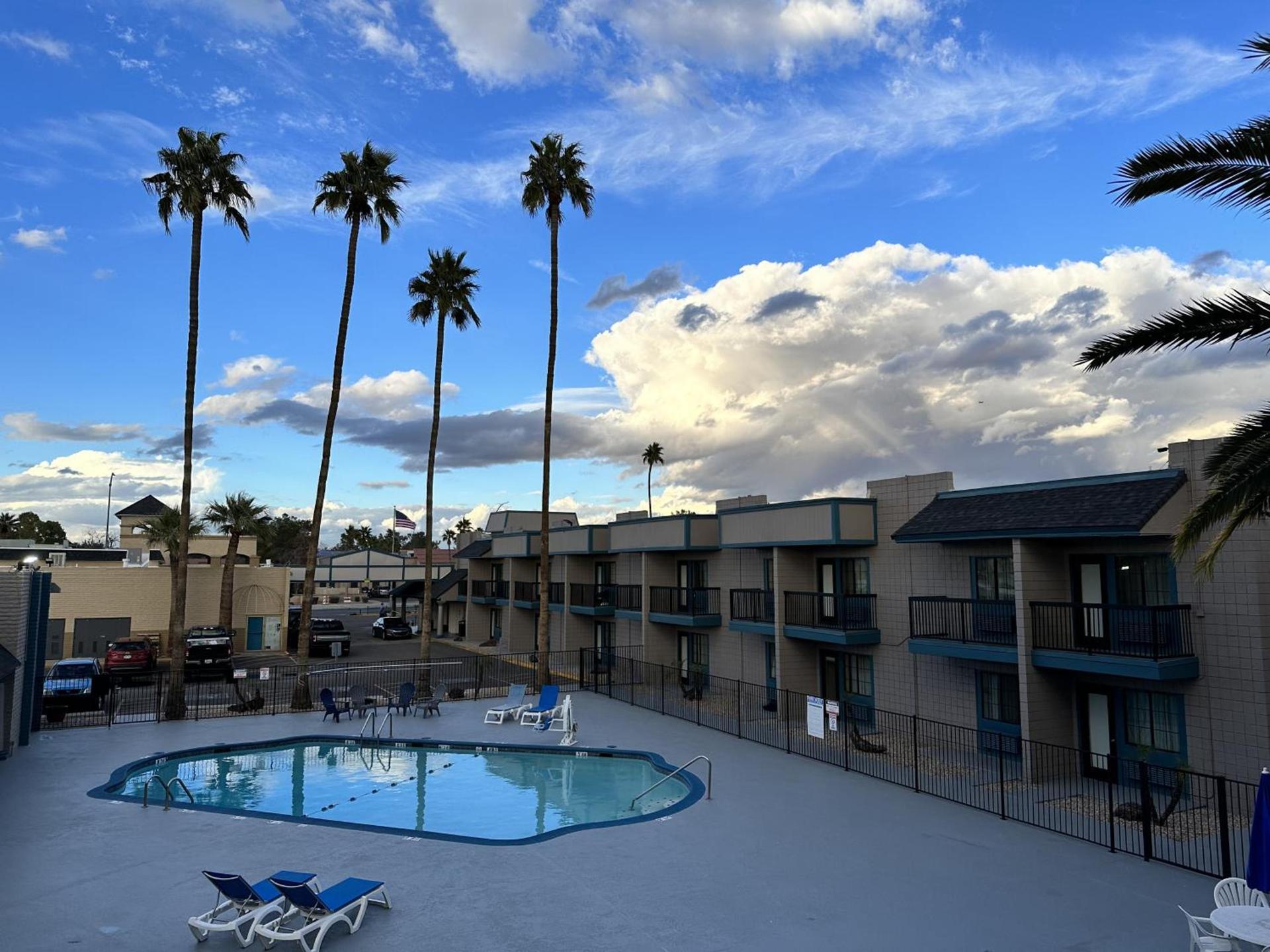 Super 8 by Wyndham Mesa Downtown Near Convention Center photo 12