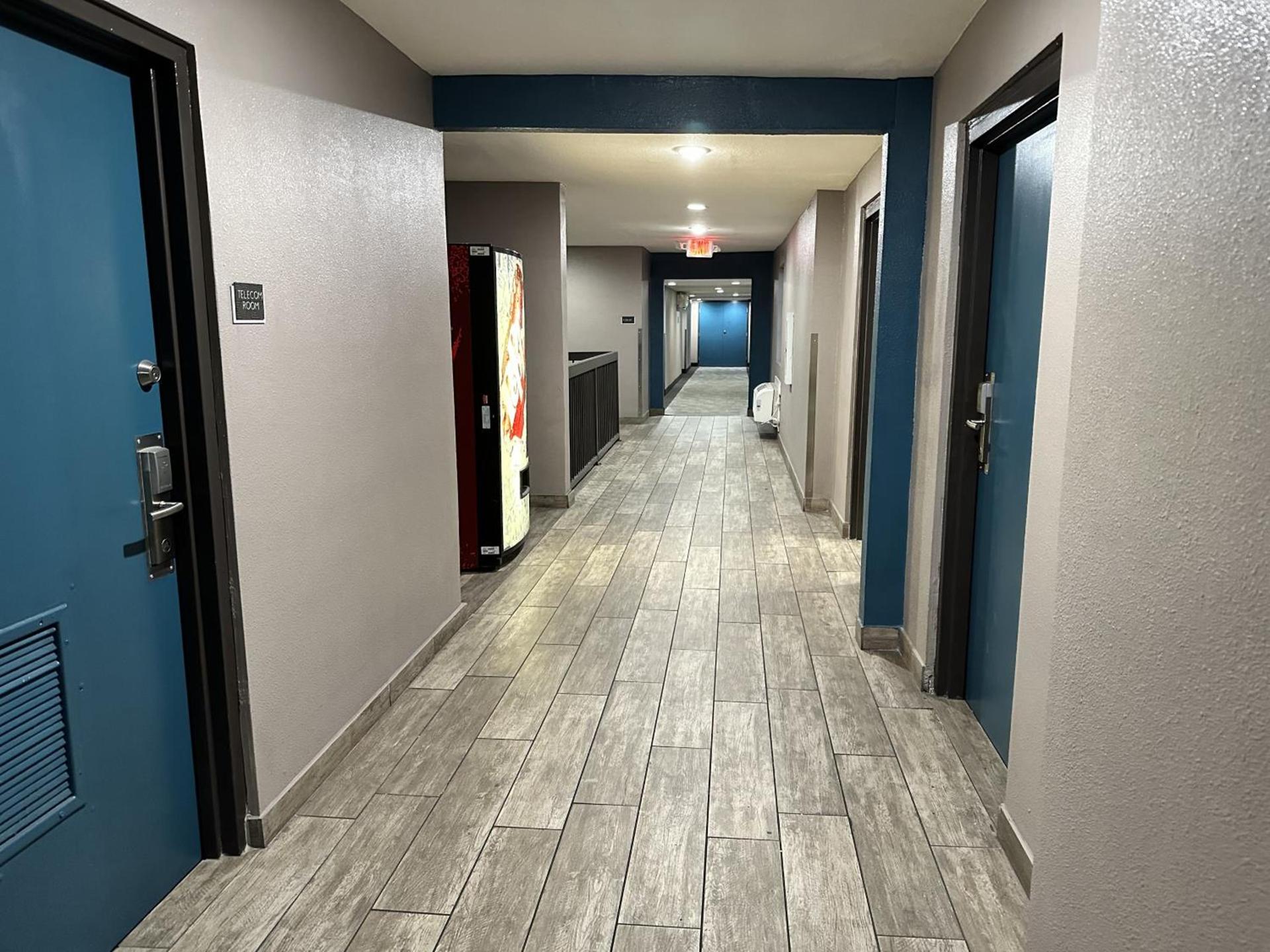 Super 8 by Wyndham Mesa Downtown Near Convention Center photo 11