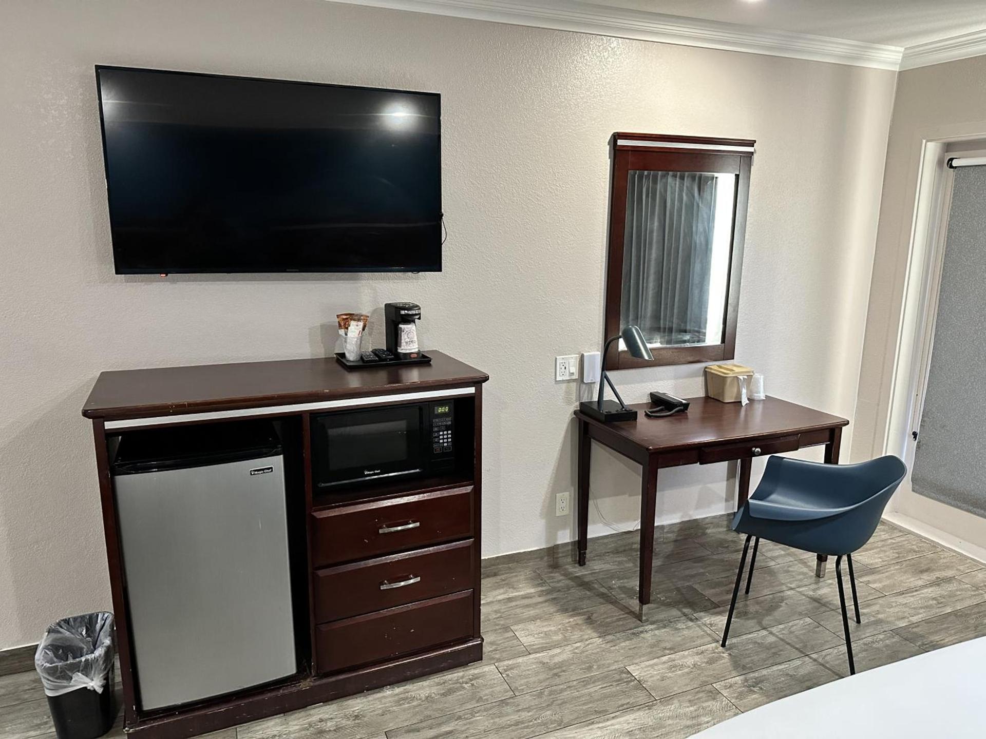 Super 8 by Wyndham Mesa Downtown Near Convention Center photo 14