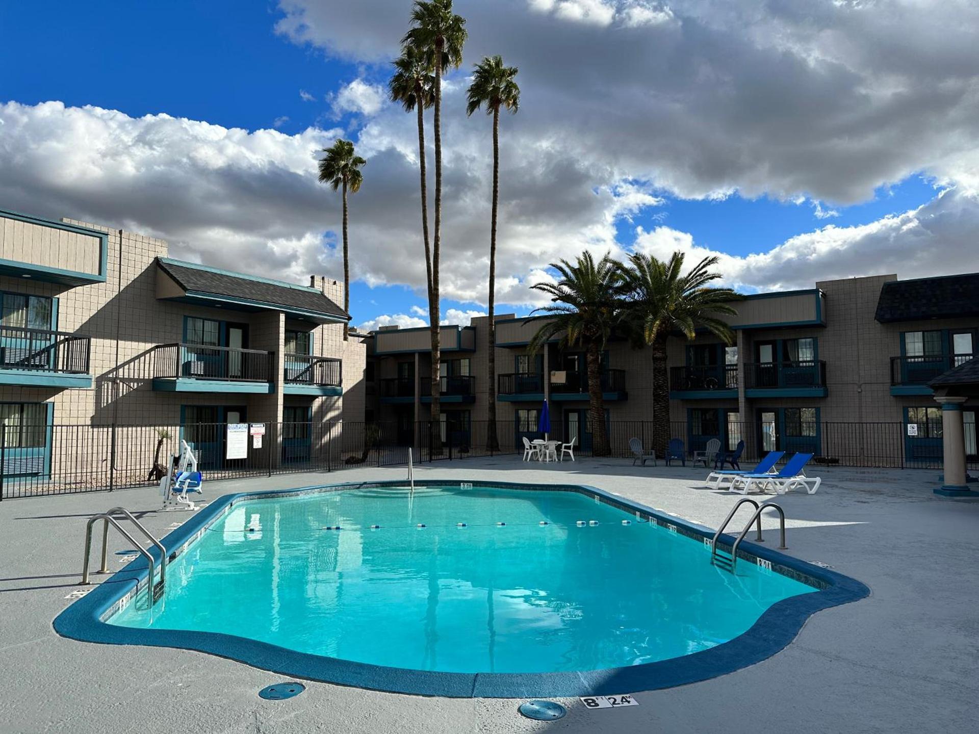 Super 8 by Wyndham Mesa Downtown Near Convention Center photo 2