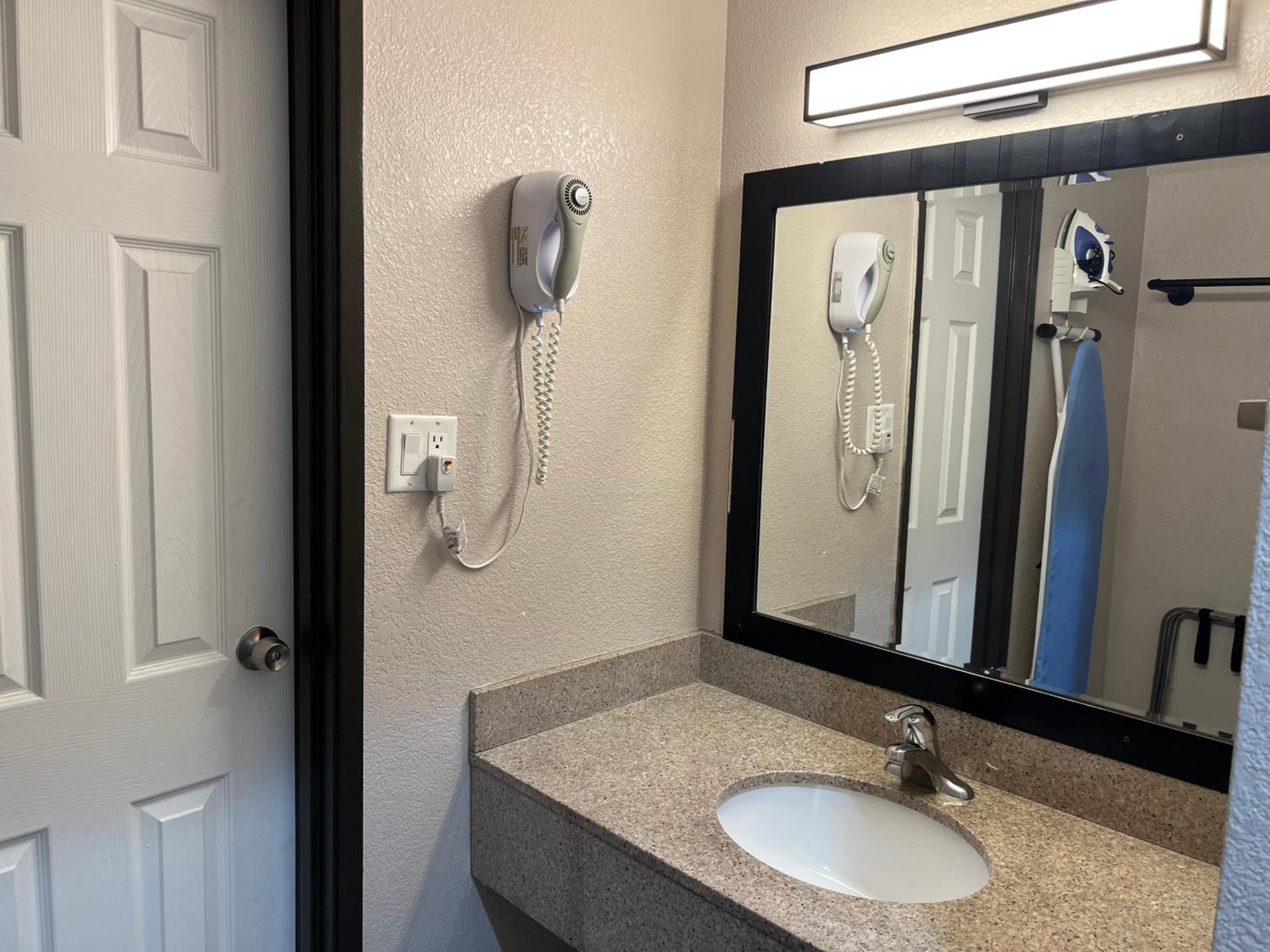 Super 8 by Wyndham Mesa Downtown Near Convention Center photo 23