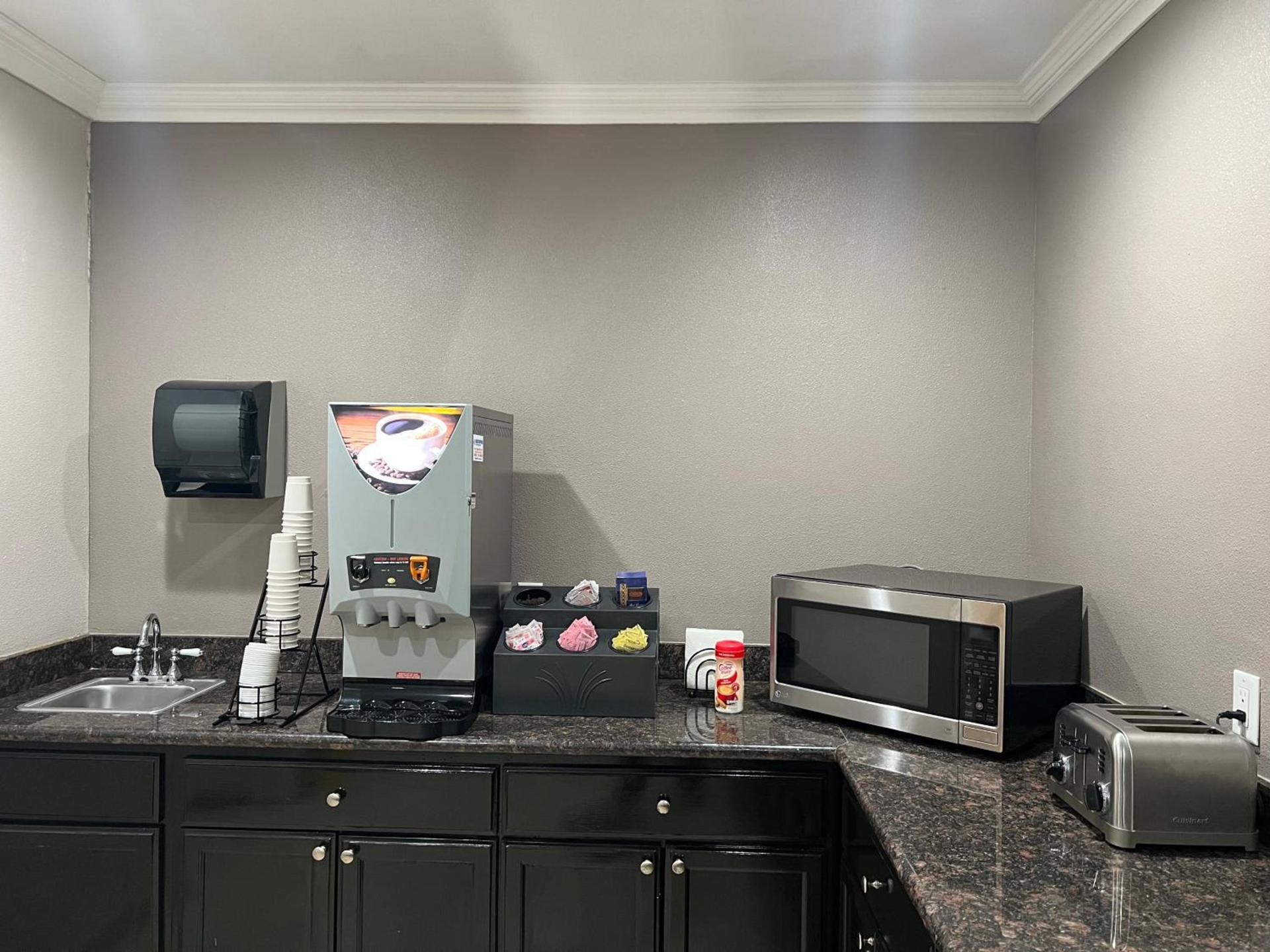 Super 8 by Wyndham Mesa Downtown Near Convention Center photo 25