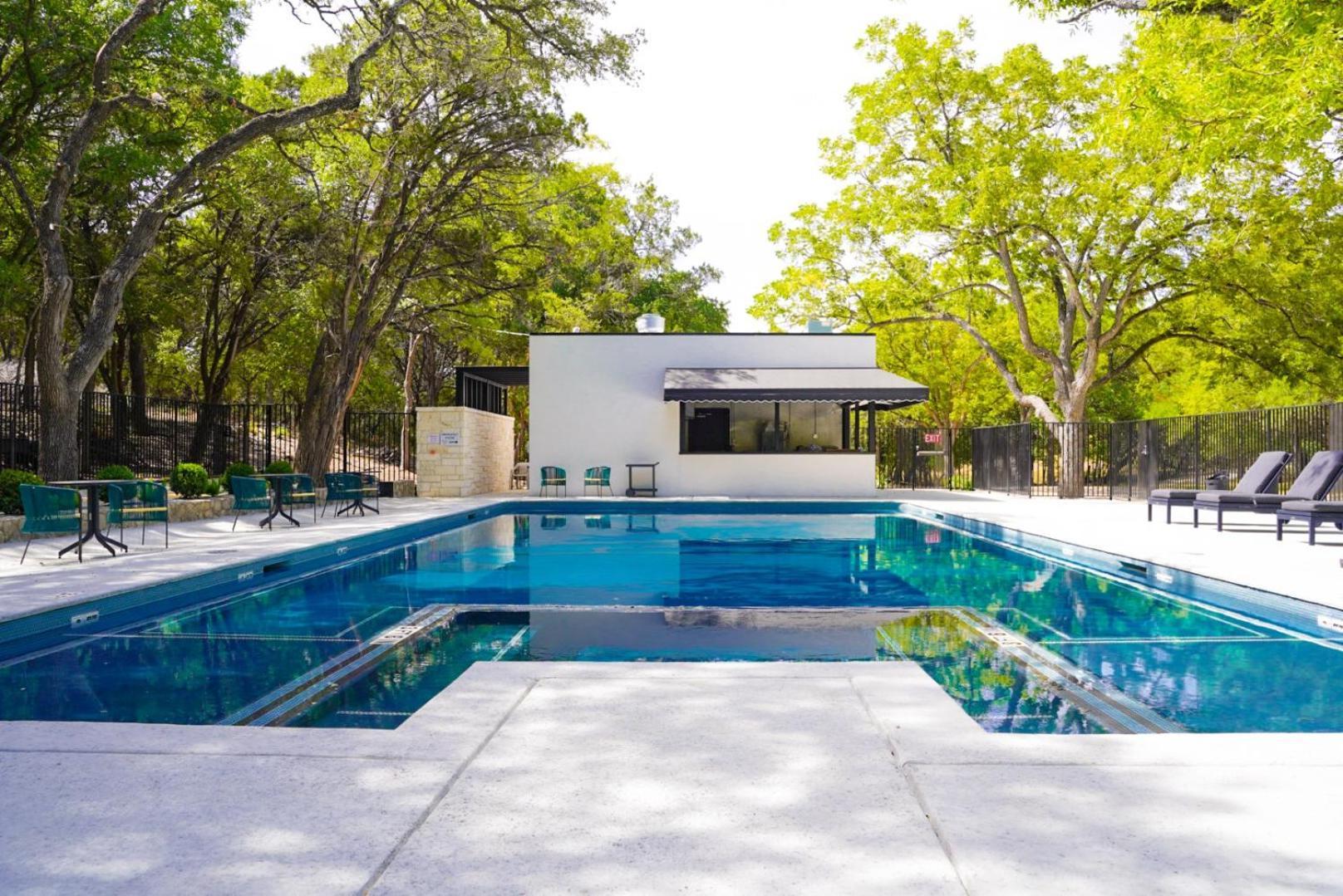 Wimberley Inn & bar photo 5