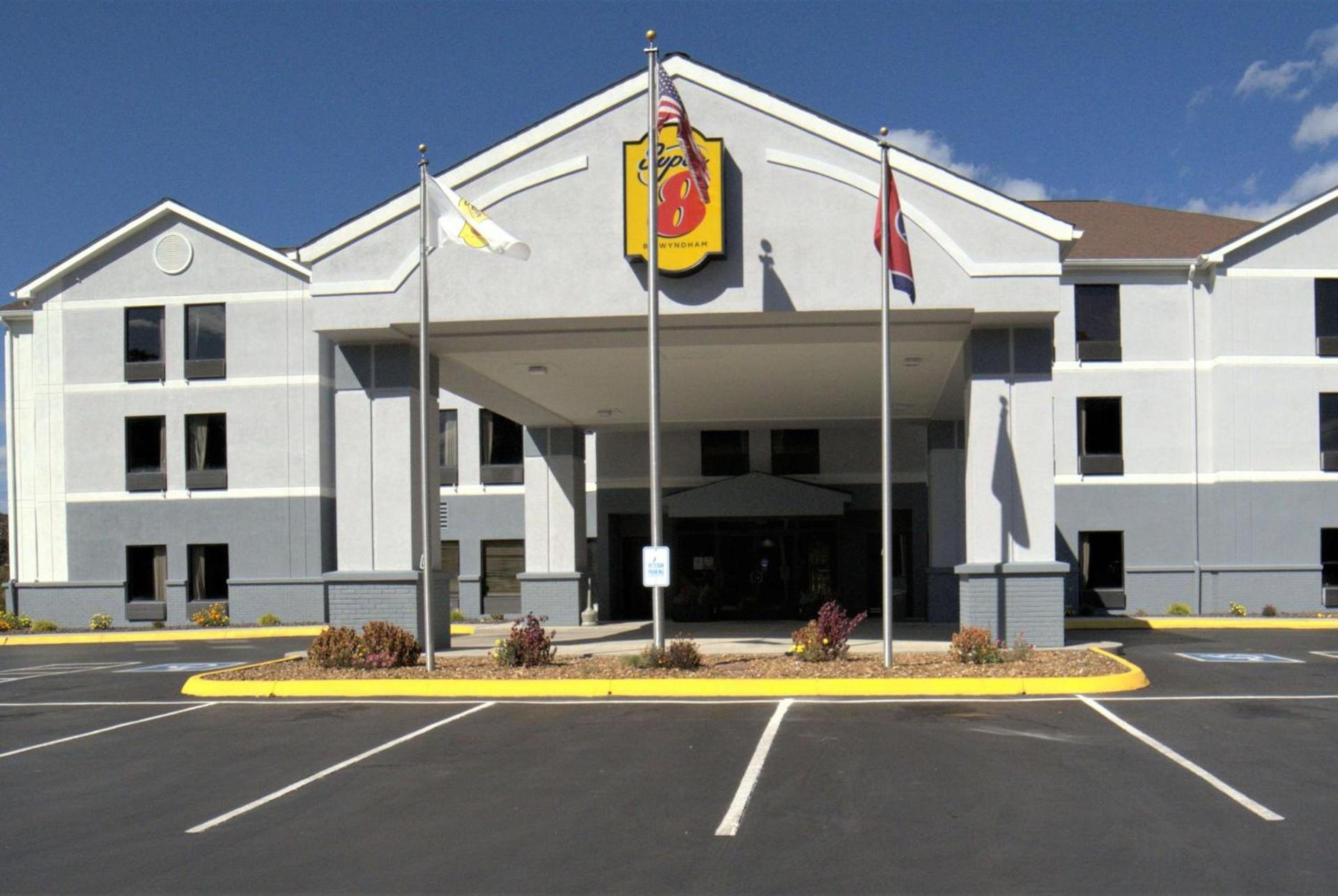 Super 8 by Wyndham Crossville TN photo 3