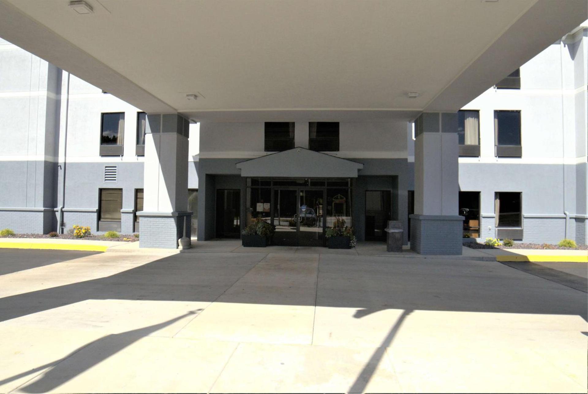 Super 8 by Wyndham Crossville TN photo 2