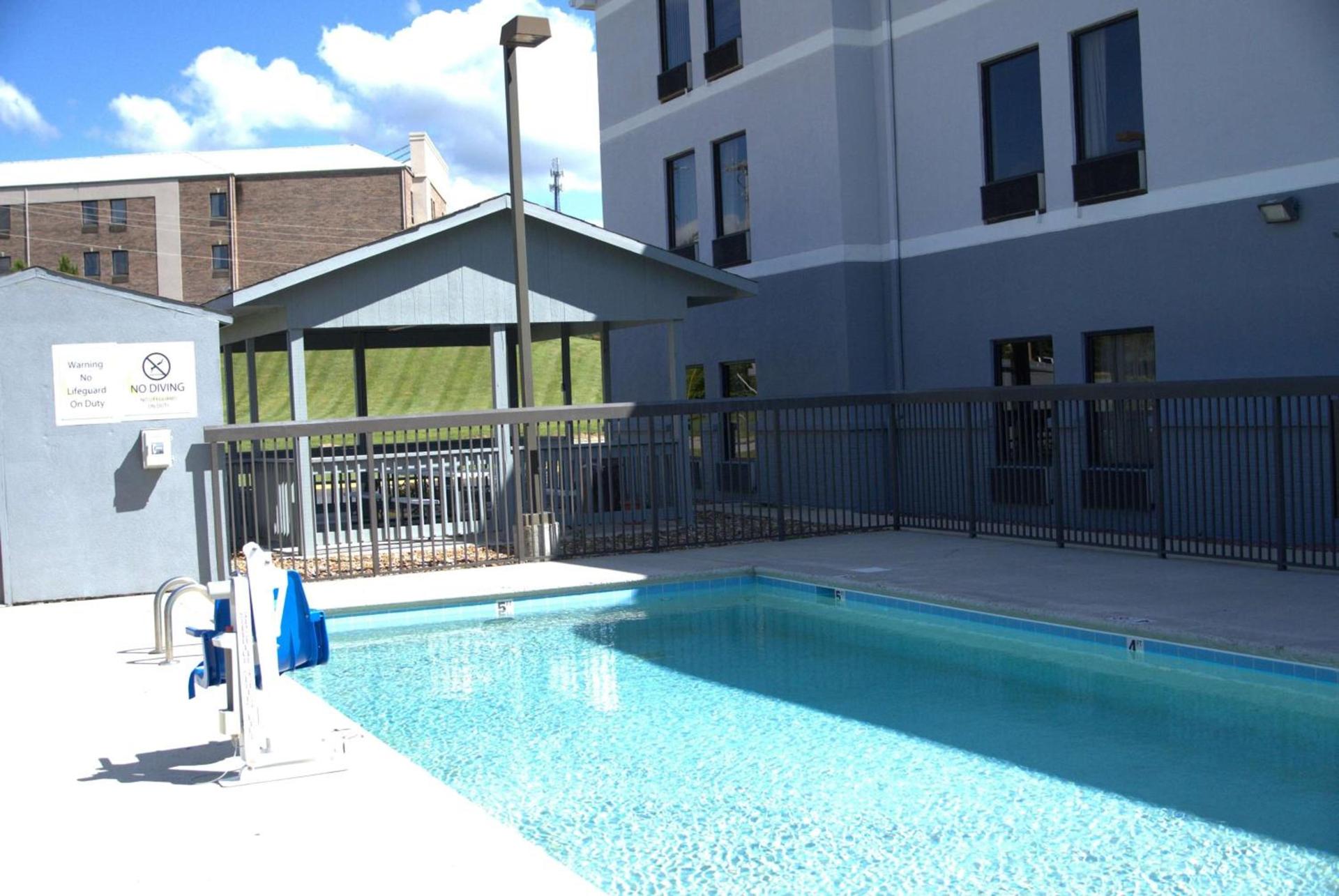 Super 8 by Wyndham Crossville TN photo 9